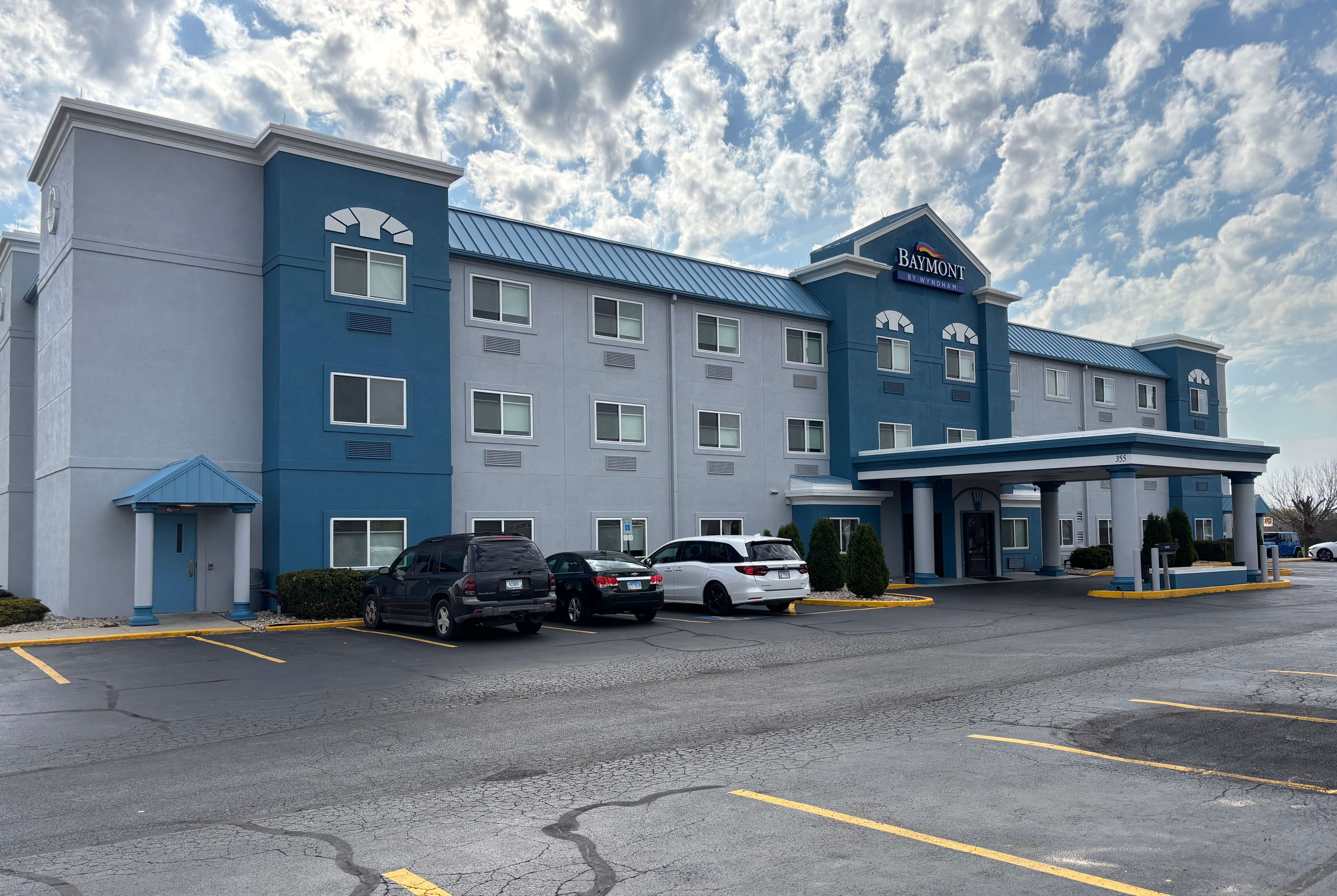 Exterior Day Image of Baymont by Wyndham Decatur IL North hotel in Decatur, Illinois