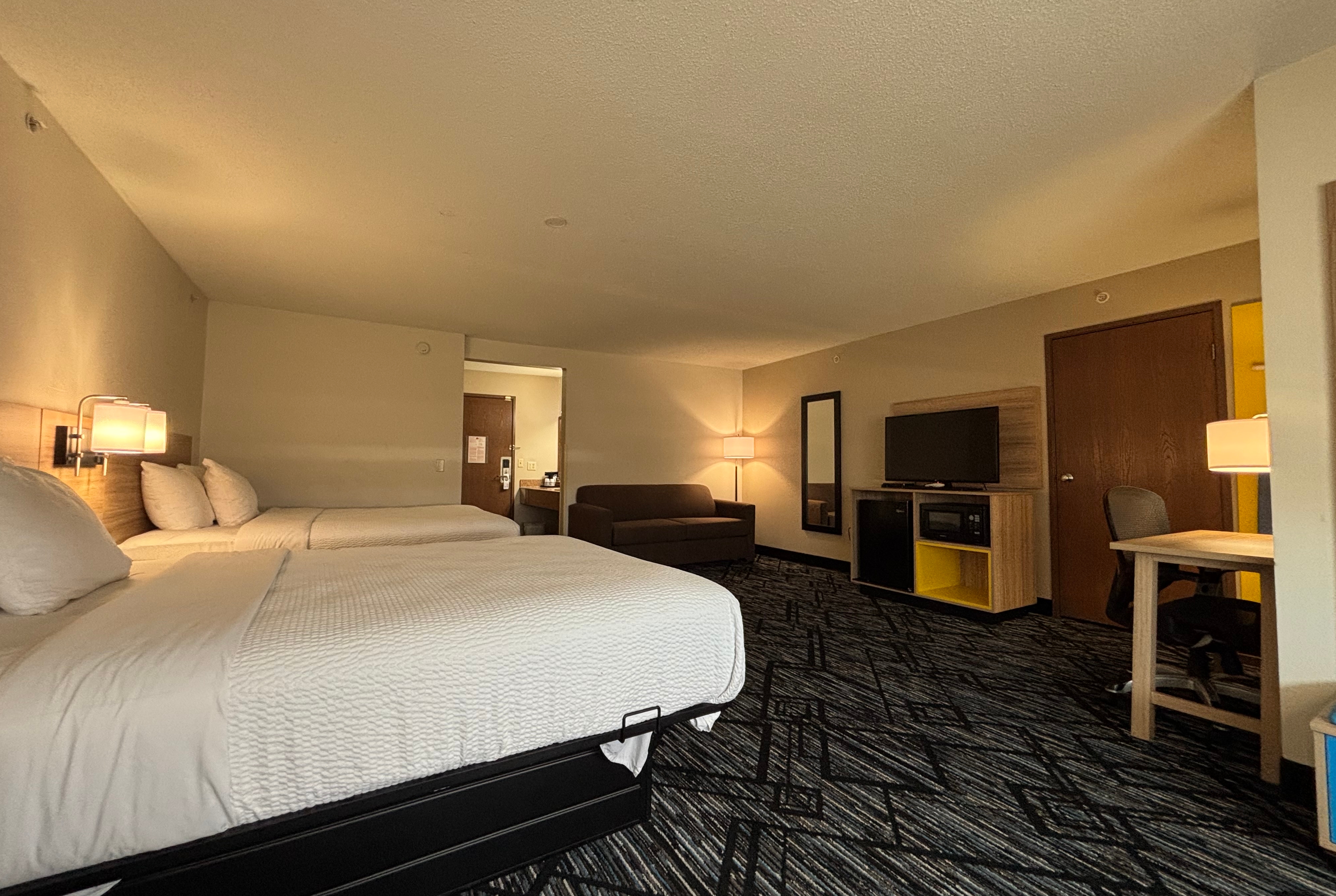 Queen bed guest room at the Baymont by Wyndham Decatur IL North in Decatur, Illinois