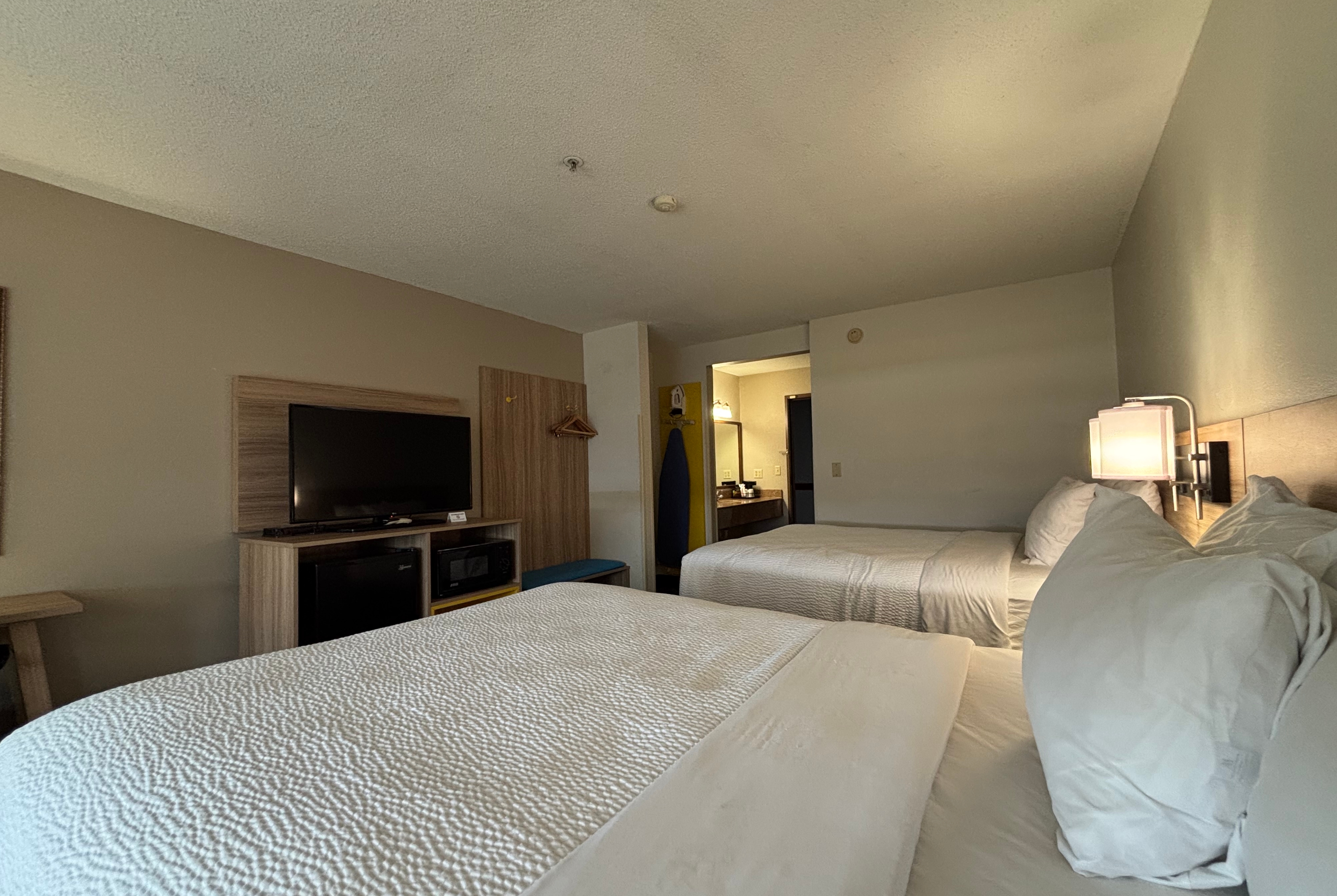 Queen bed guest room at the Baymont by Wyndham Decatur IL North in Decatur, Illinois