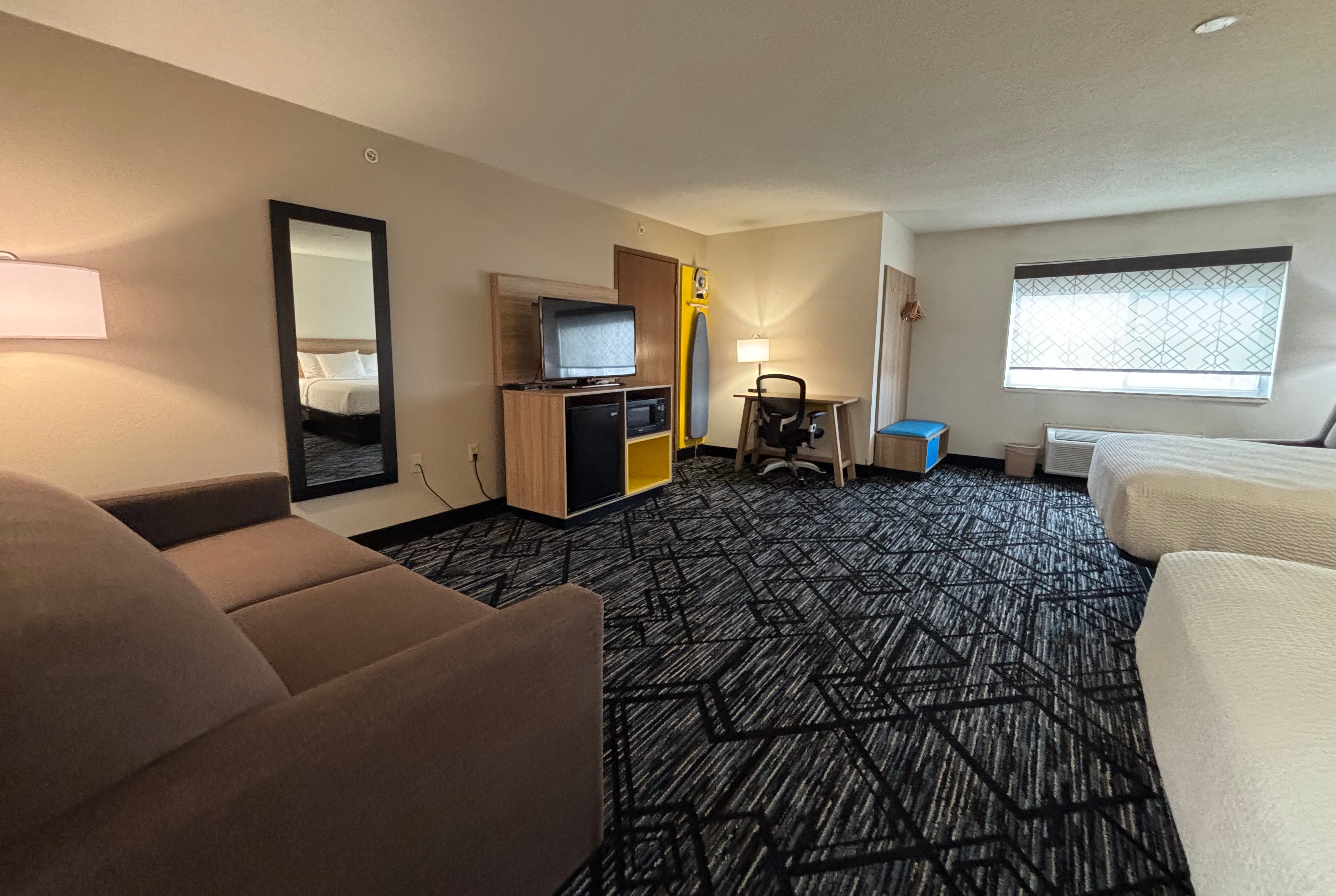 Queen bed guest room at the Baymont by Wyndham Decatur IL North in Decatur, Illinois