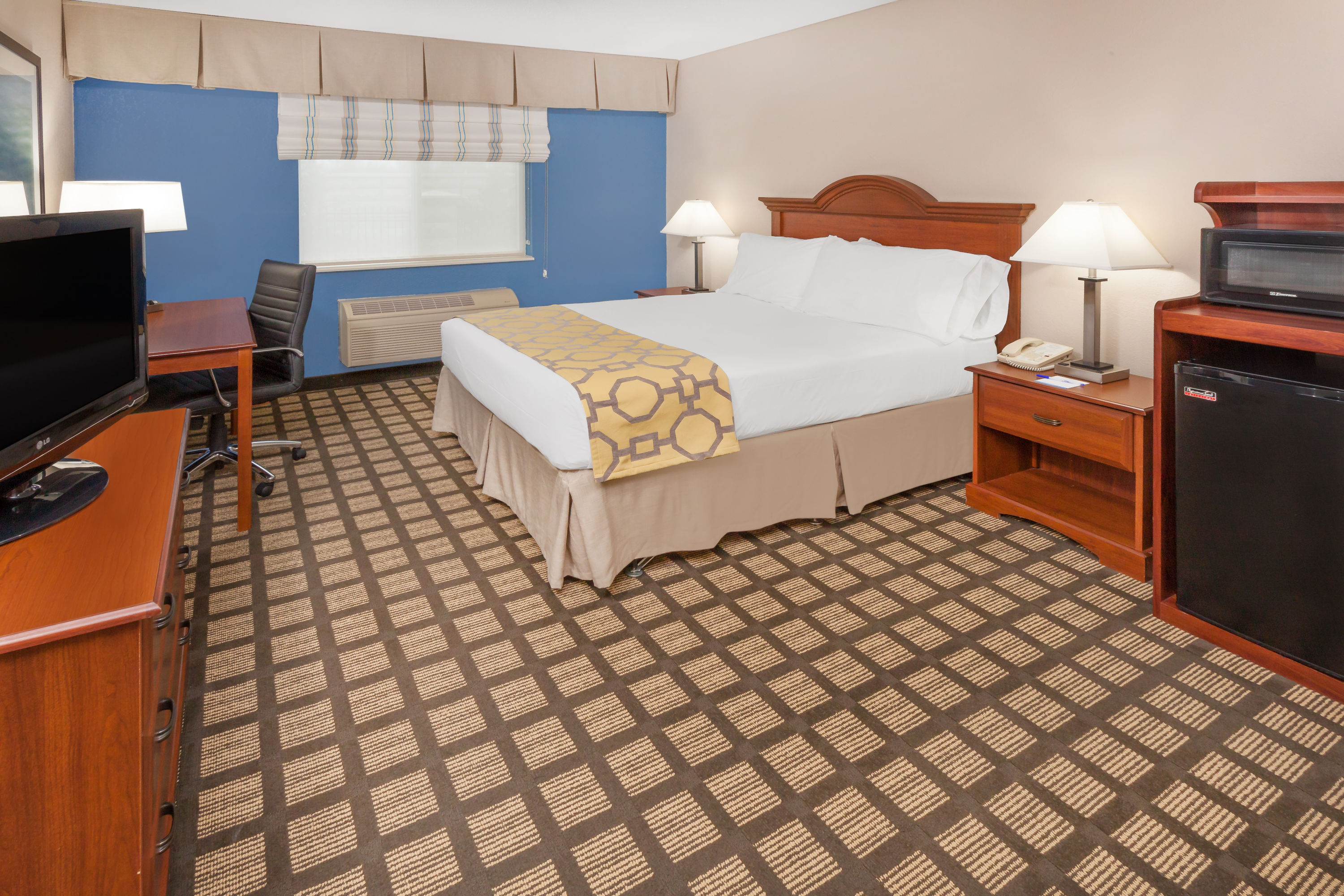 Guest room at the Baymont by Wyndham Galesburg in Galesburg, Illinois