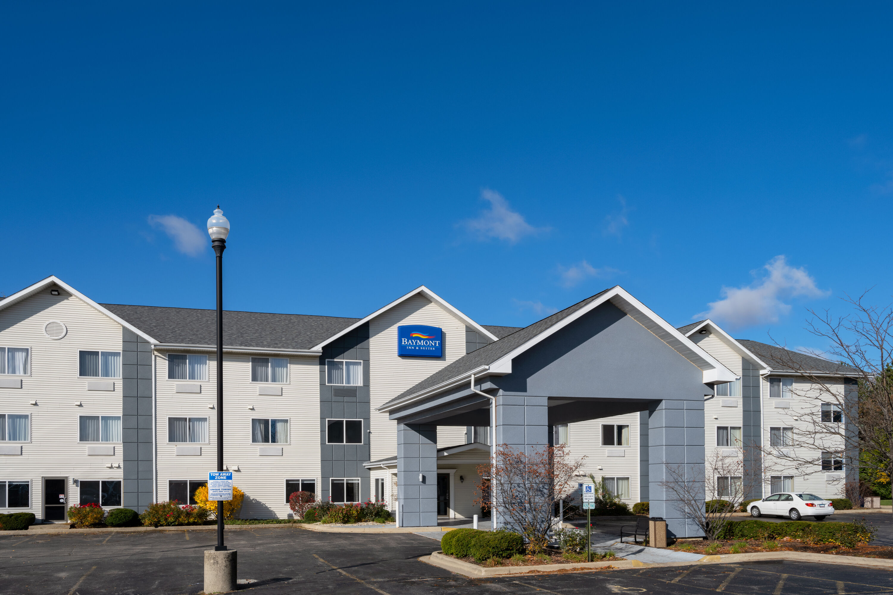 Exterior Day Image of Baymont by Wyndham Gurnee hotel in Gurnee, Illinois