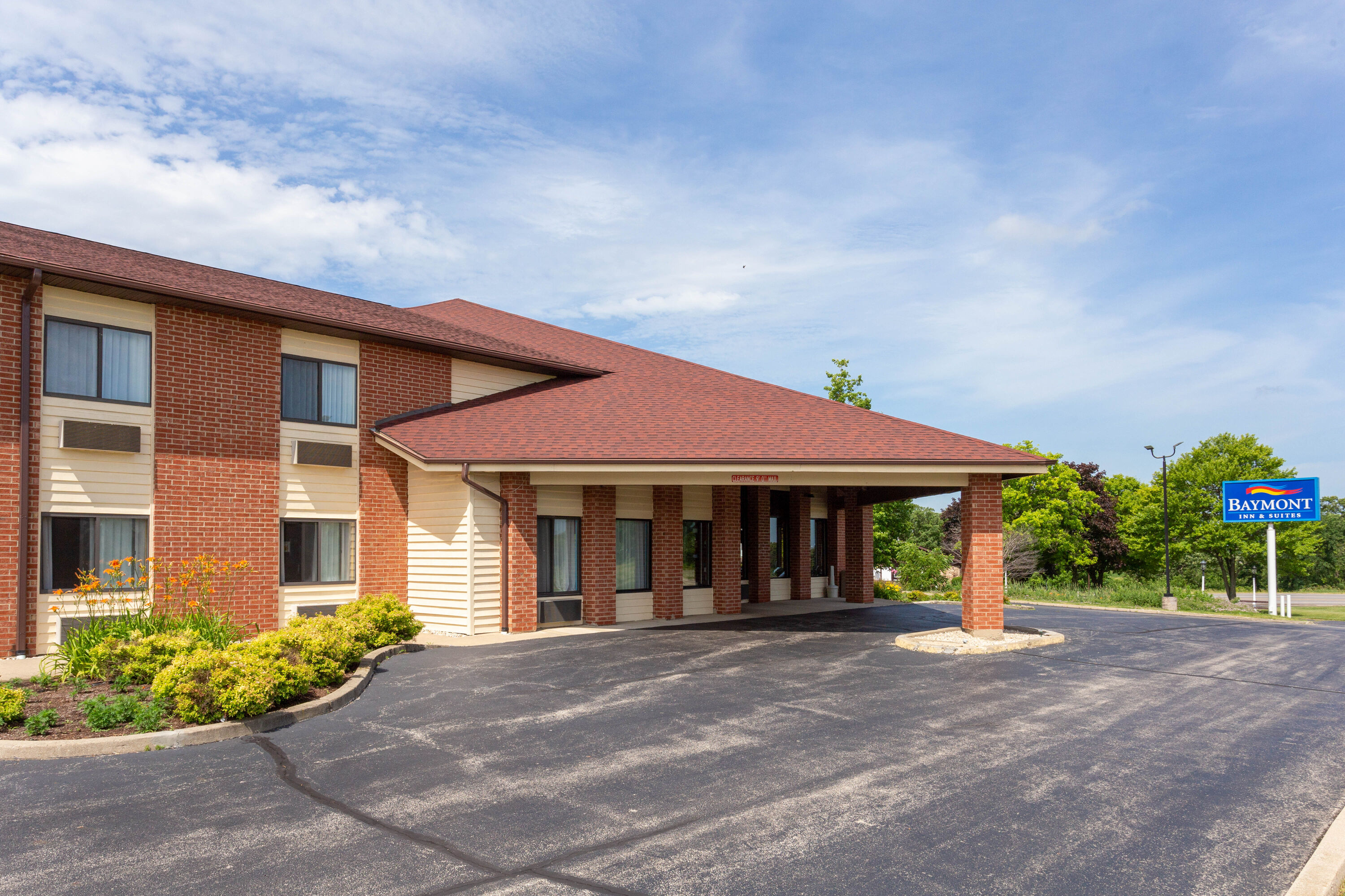 Exterior Day Image of Baymont by Wyndham Harvard hotel in Harvard, Illinois