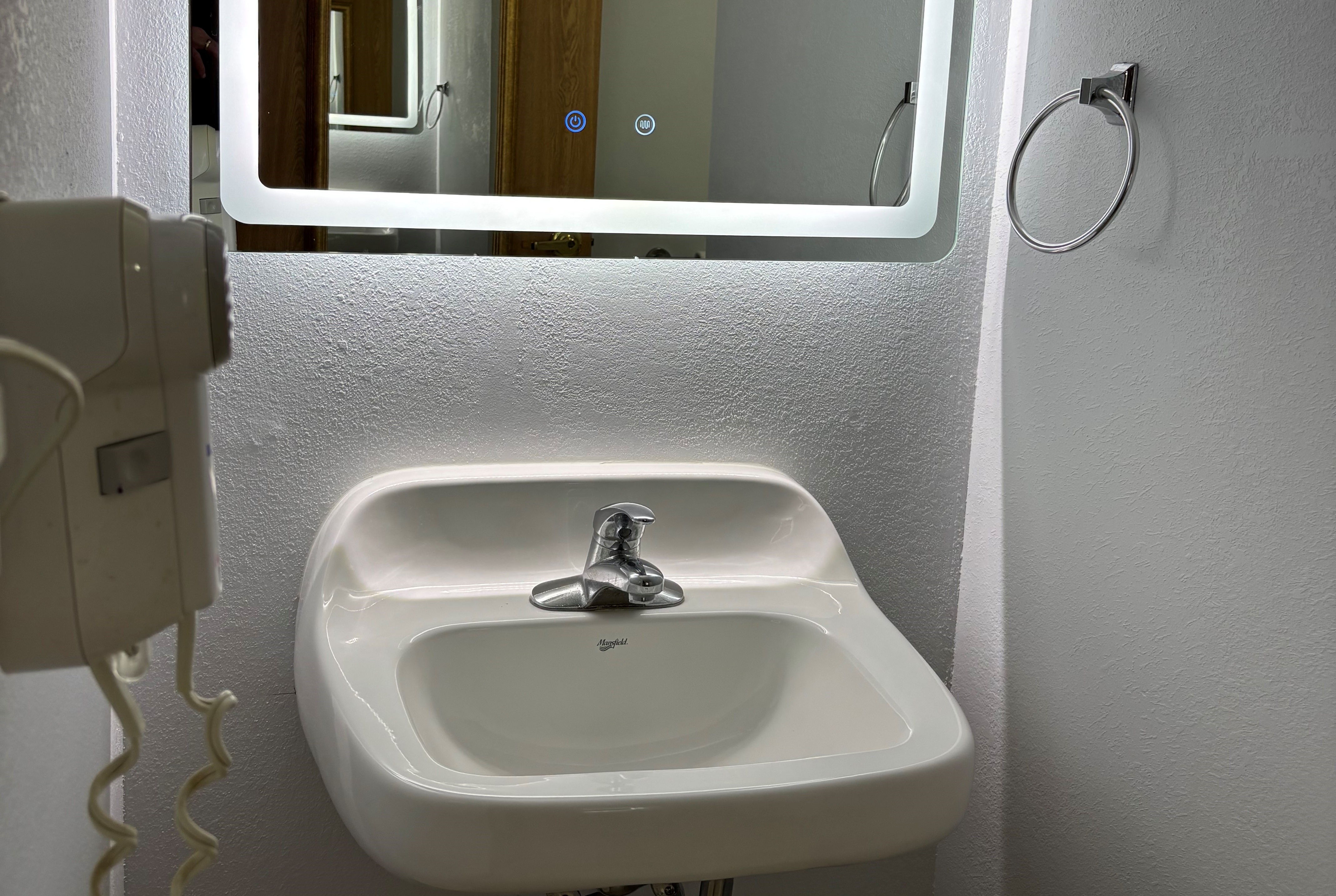 Guest room at the Baymont by Wyndham Jacksonville in Jacksonville, Illinois