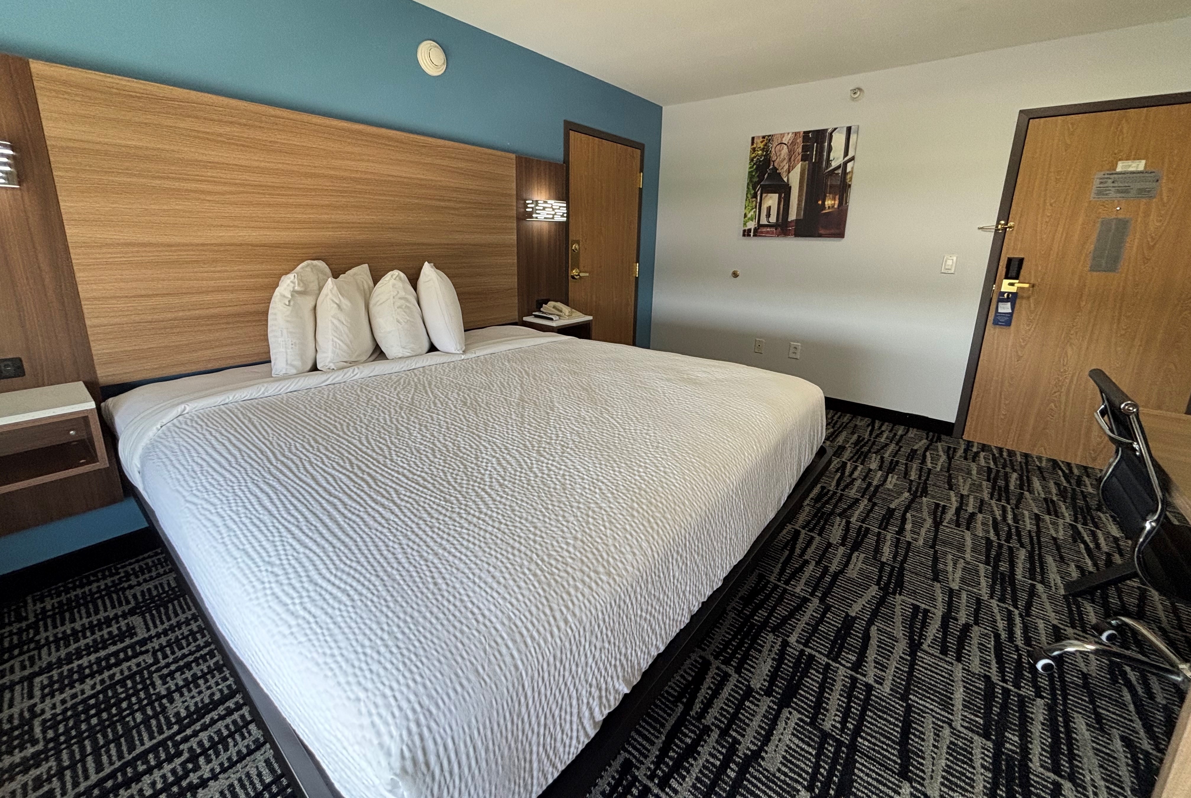 Guest room at the Baymont by Wyndham Jacksonville in Jacksonville, Illinois