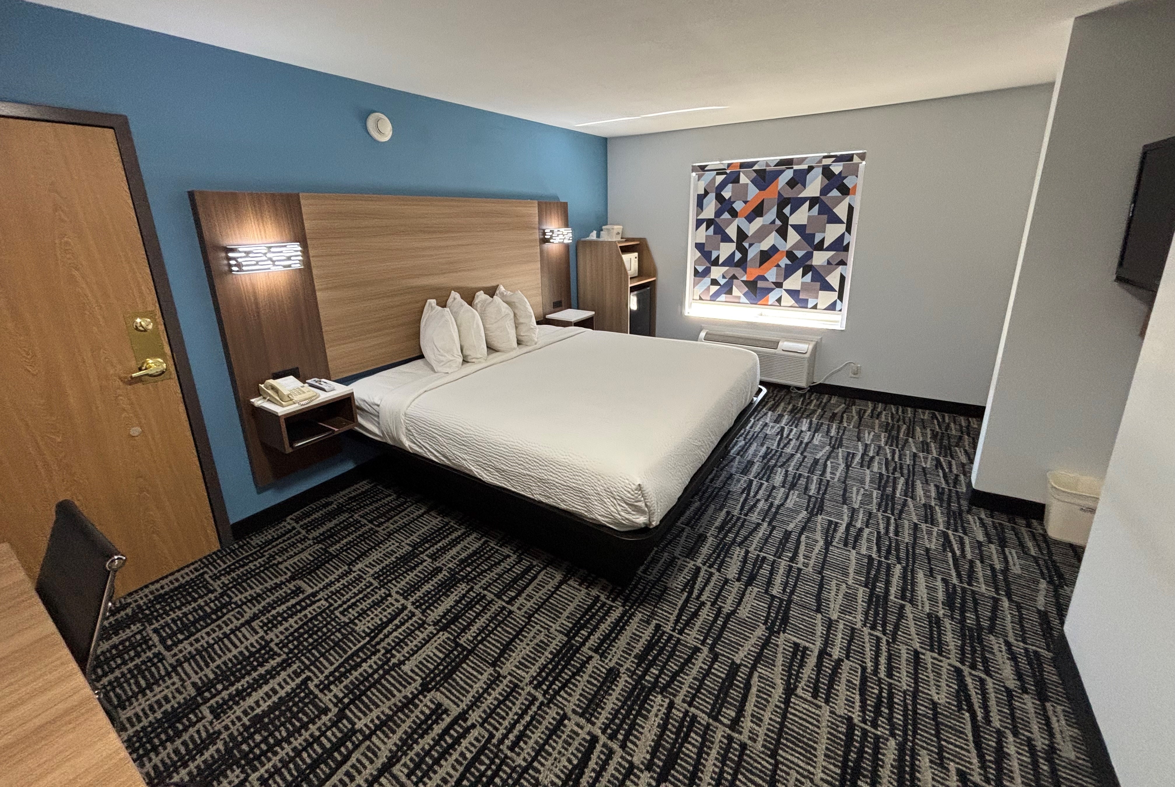 Guest room at the Baymont by Wyndham Jacksonville in Jacksonville, Illinois