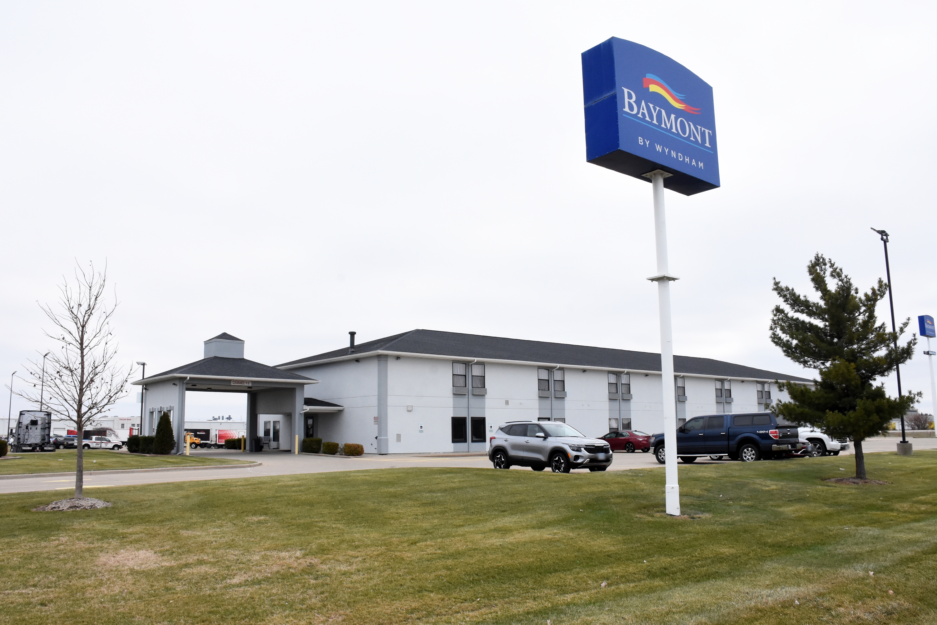 Exterior of Baymont by Wyndham Morton hotel in Morton, Illinois