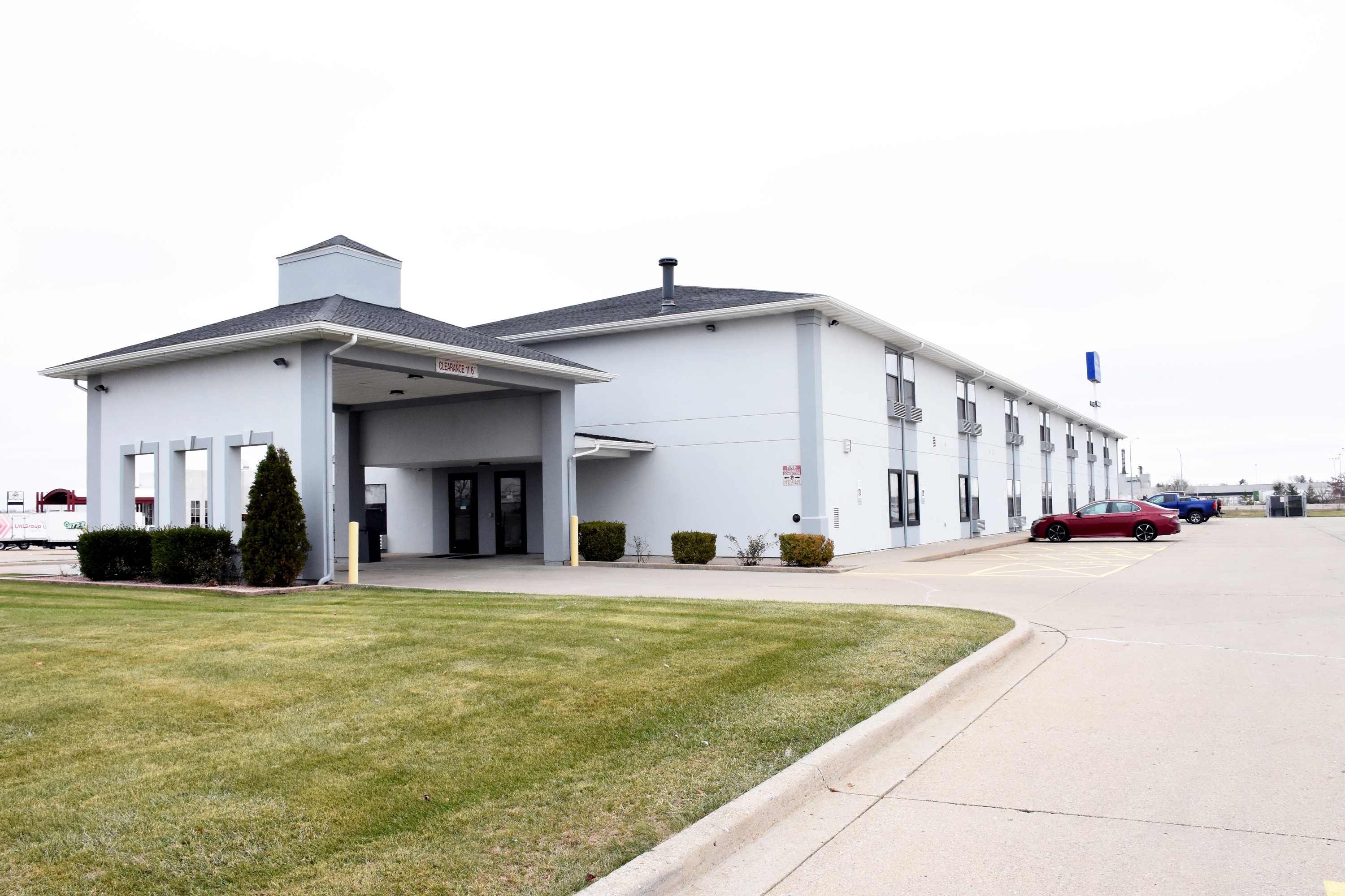 Exterior of Baymont by Wyndham Morton hotel in Morton, Illinois