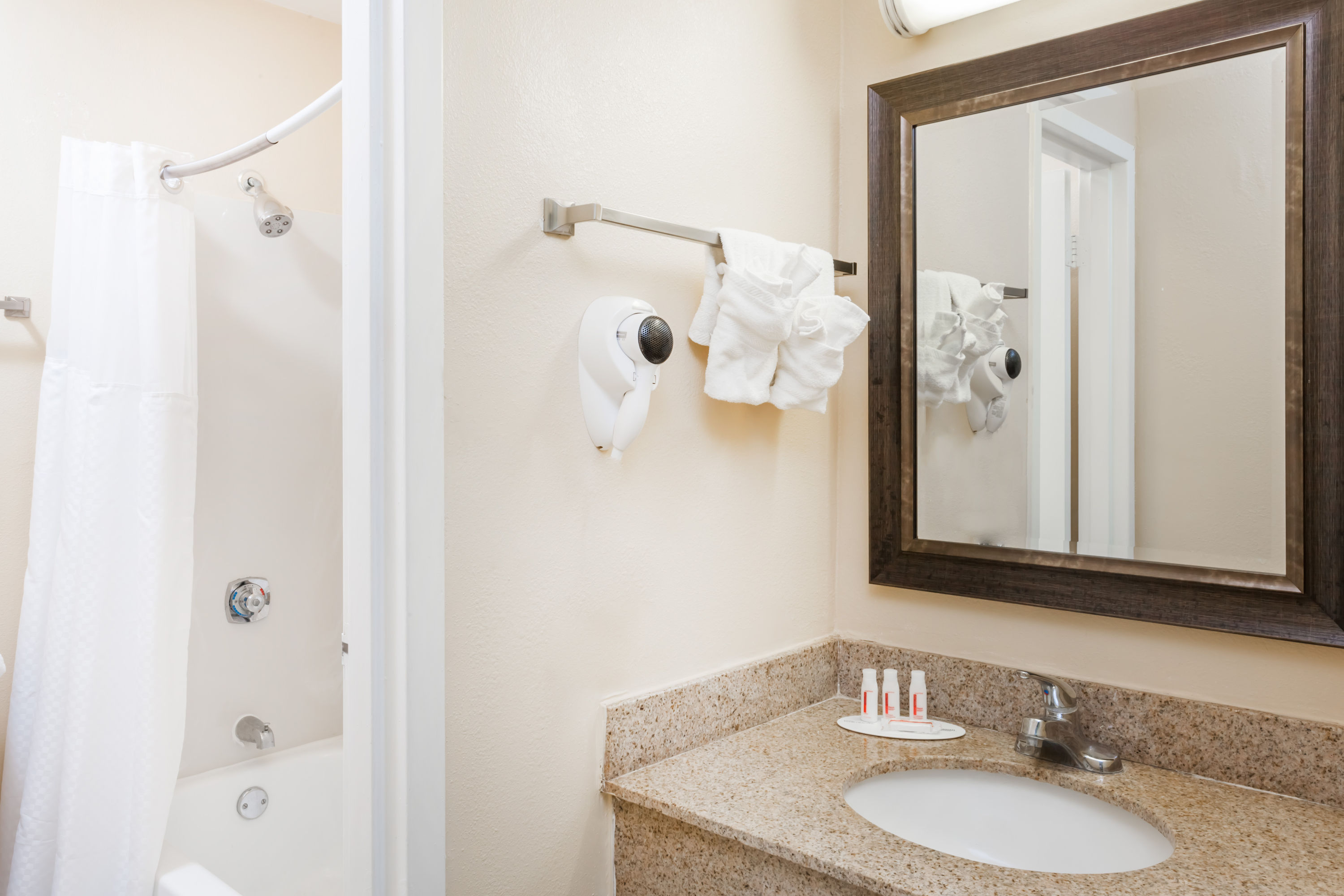 Guest room bath at the Baymont by Wyndham Peoria in Peoria, Illinois