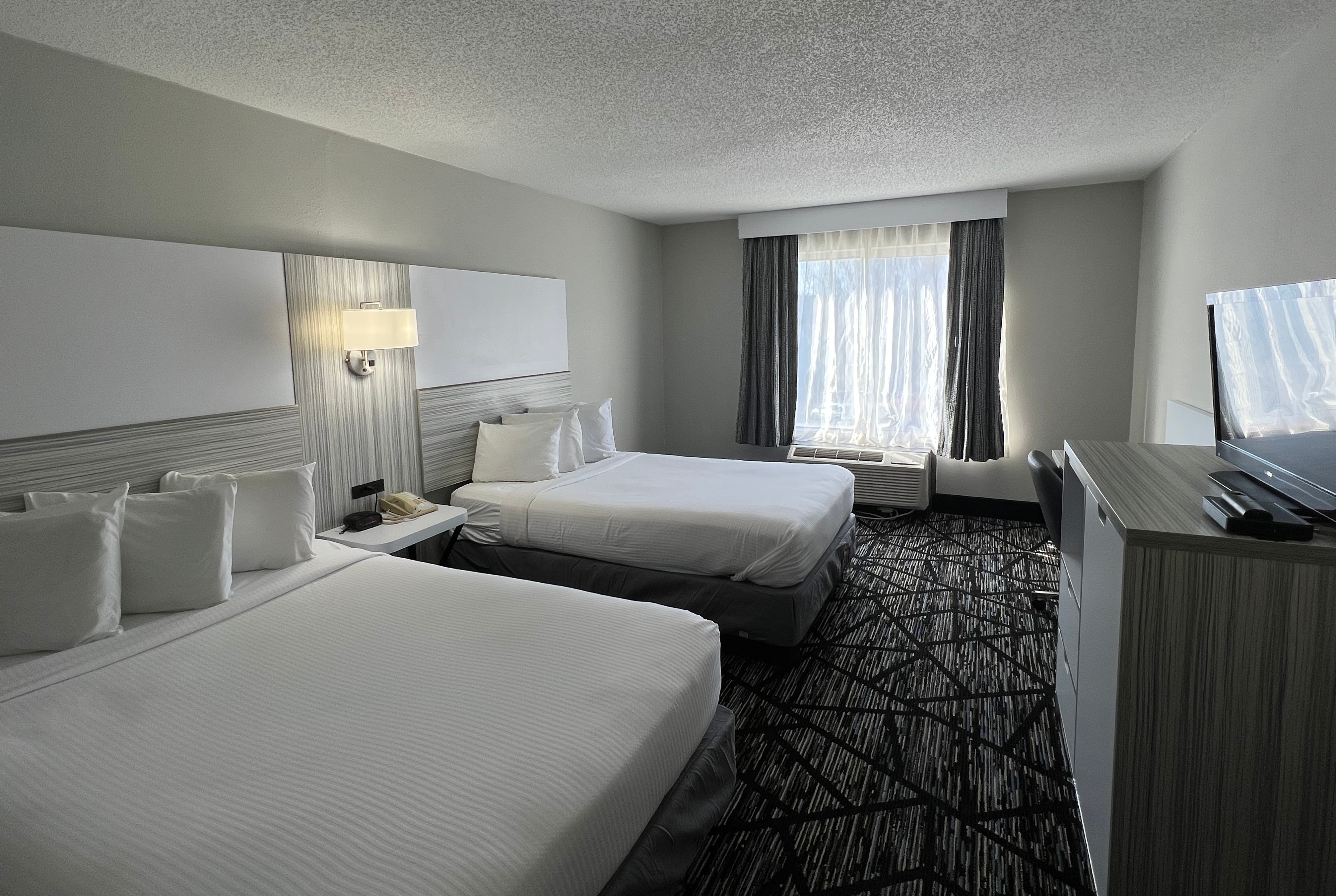 Double bed guest room at the Baymont by Wyndham Peoria in Peoria, Illinois