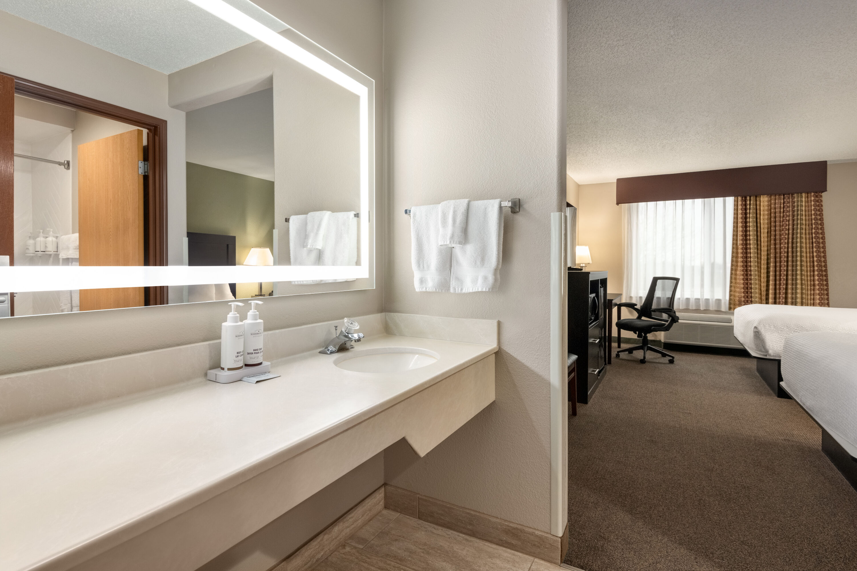Guest room bath at the Baymont by Wyndham Rockford in Rockford, Illinois