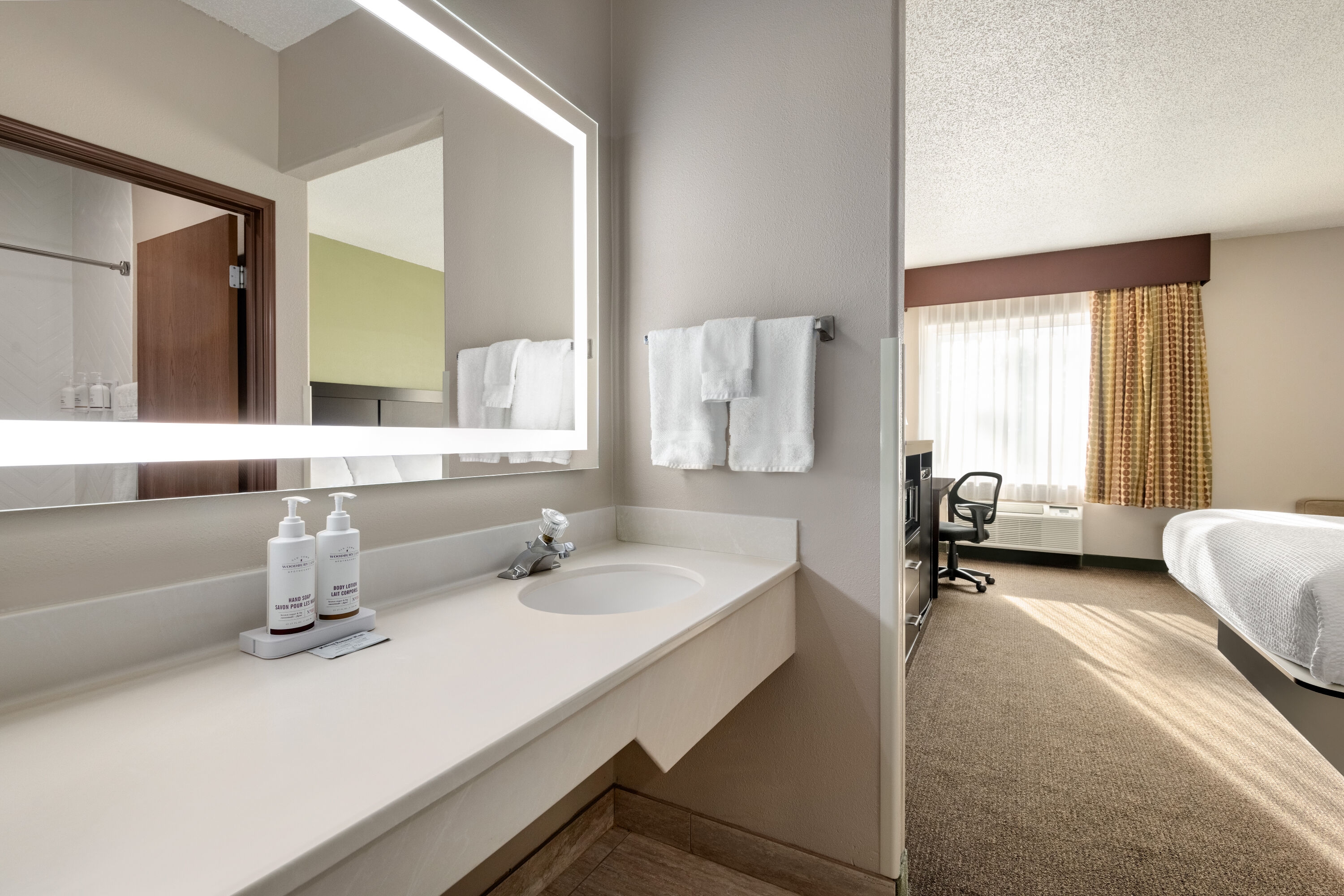 Guest room bath at the Baymont by Wyndham Rockford in Rockford, Illinois