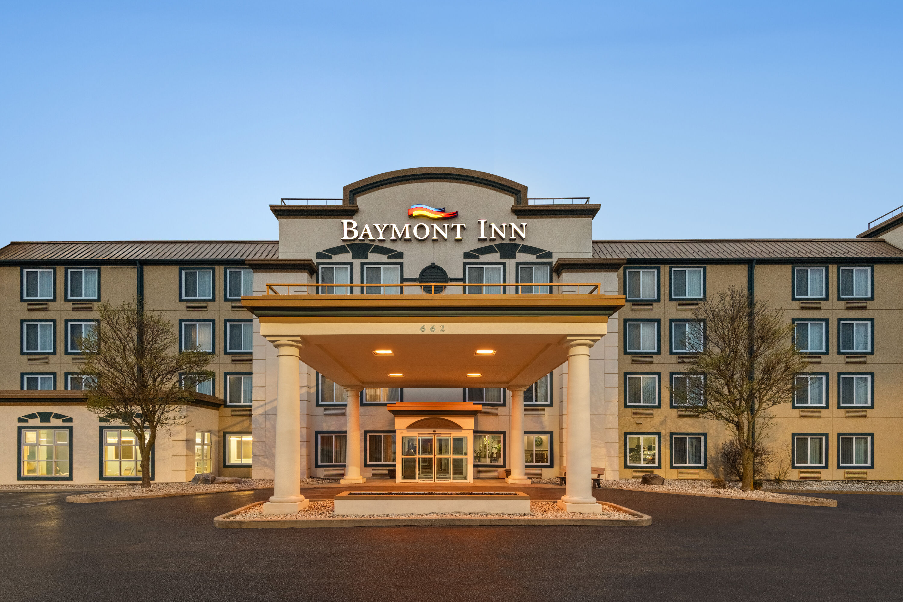 Exterior of Baymont by Wyndham Rockford hotel in Rockford, Illinois