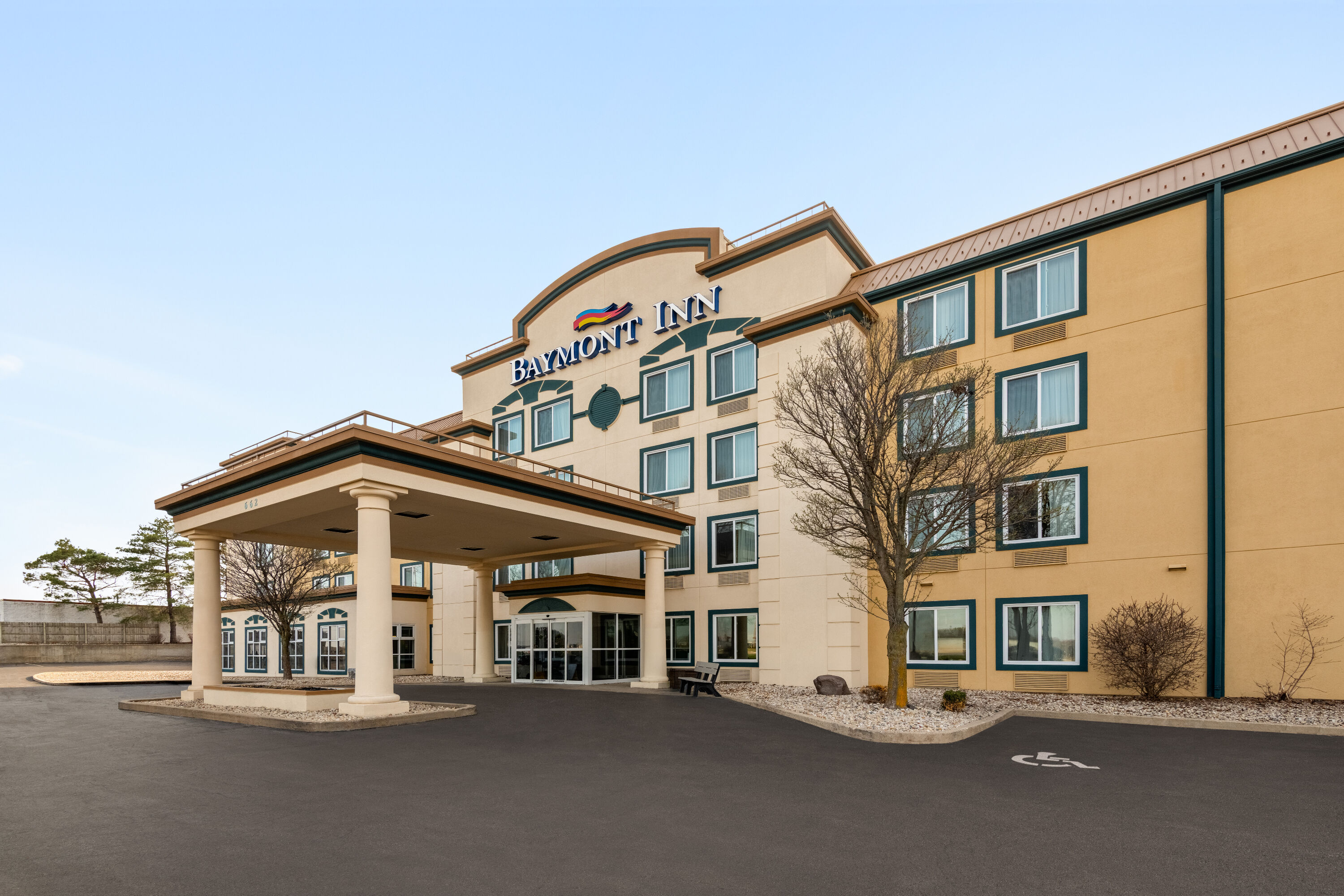 Exterior of Baymont by Wyndham Rockford hotel in Rockford, Illinois