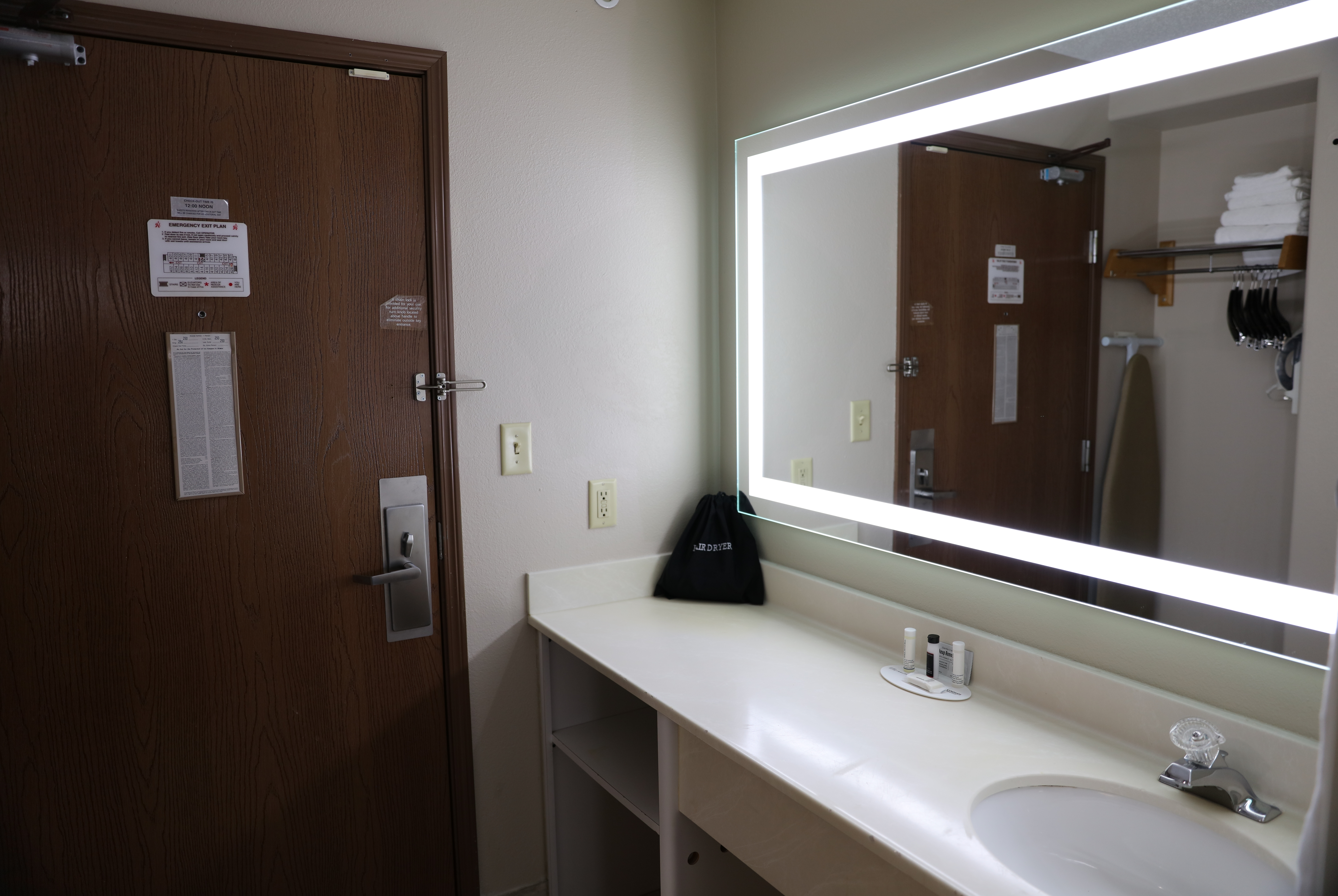 Guest room bath at the Baymont by Wyndham Rockford in Rockford, Illinois