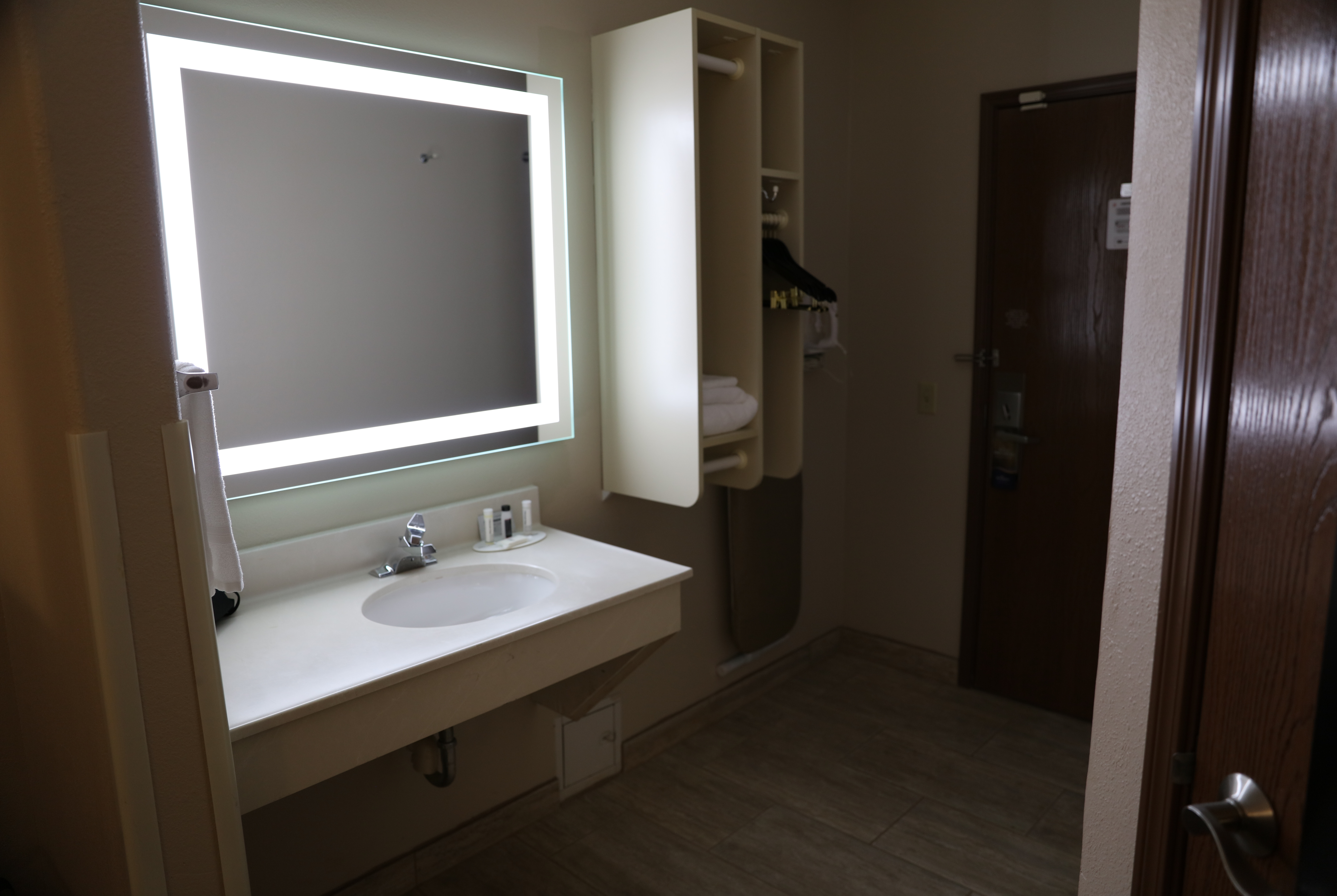 Guest room bath at the Baymont by Wyndham Rockford in Rockford, Illinois