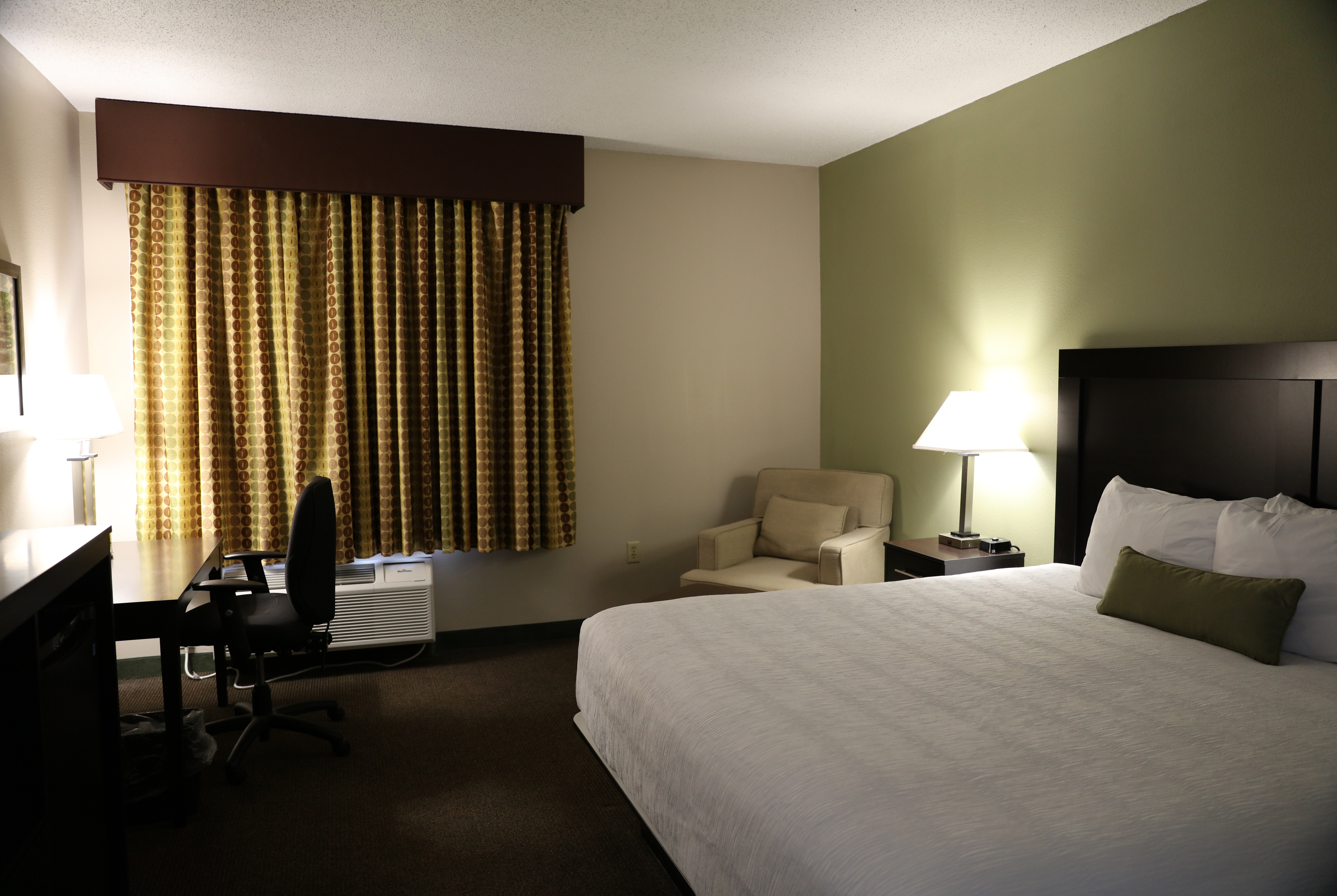 Guest room at the Baymont by Wyndham Rockford in Rockford, Illinois