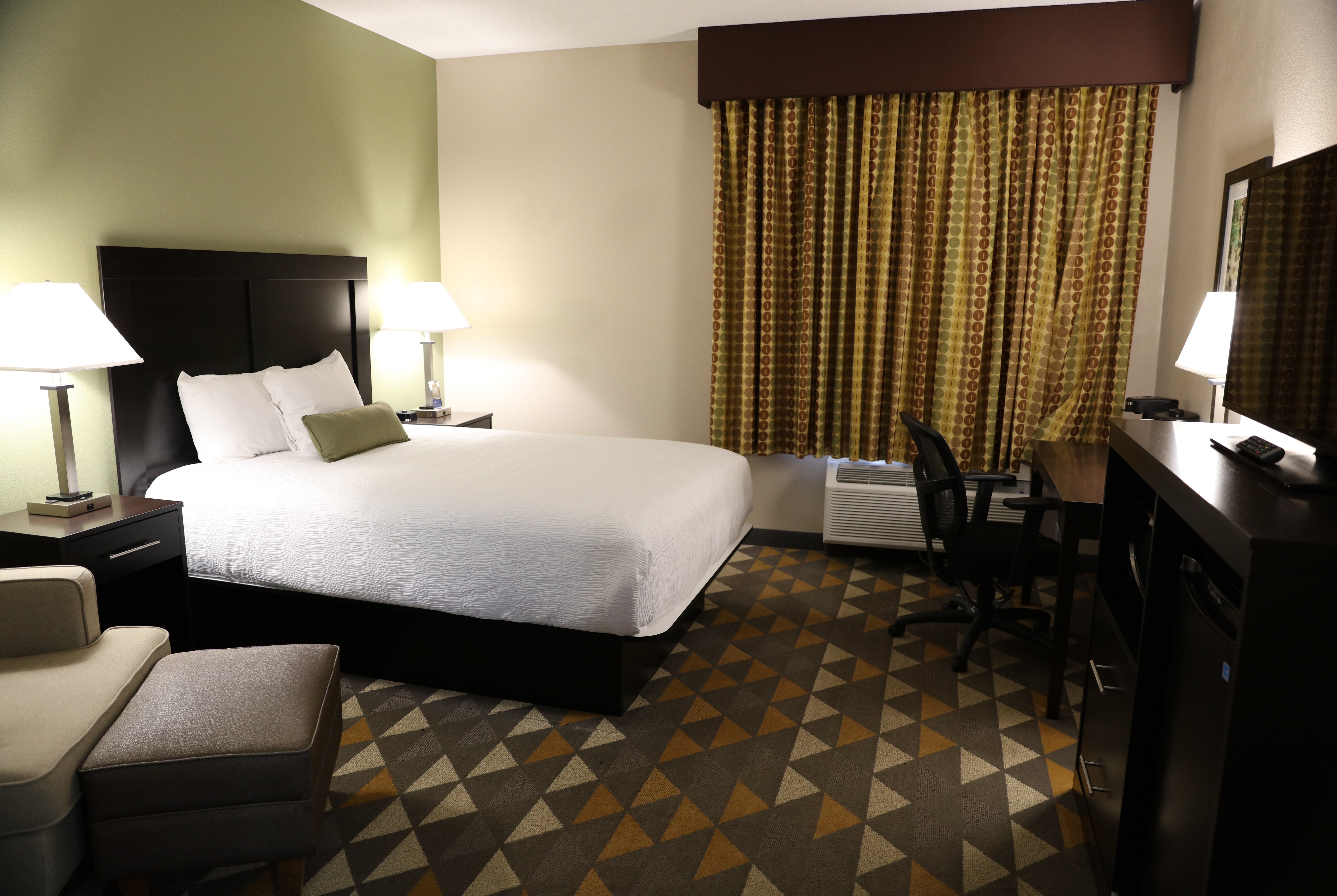 Guest room at the Baymont by Wyndham Rockford in Rockford, Illinois