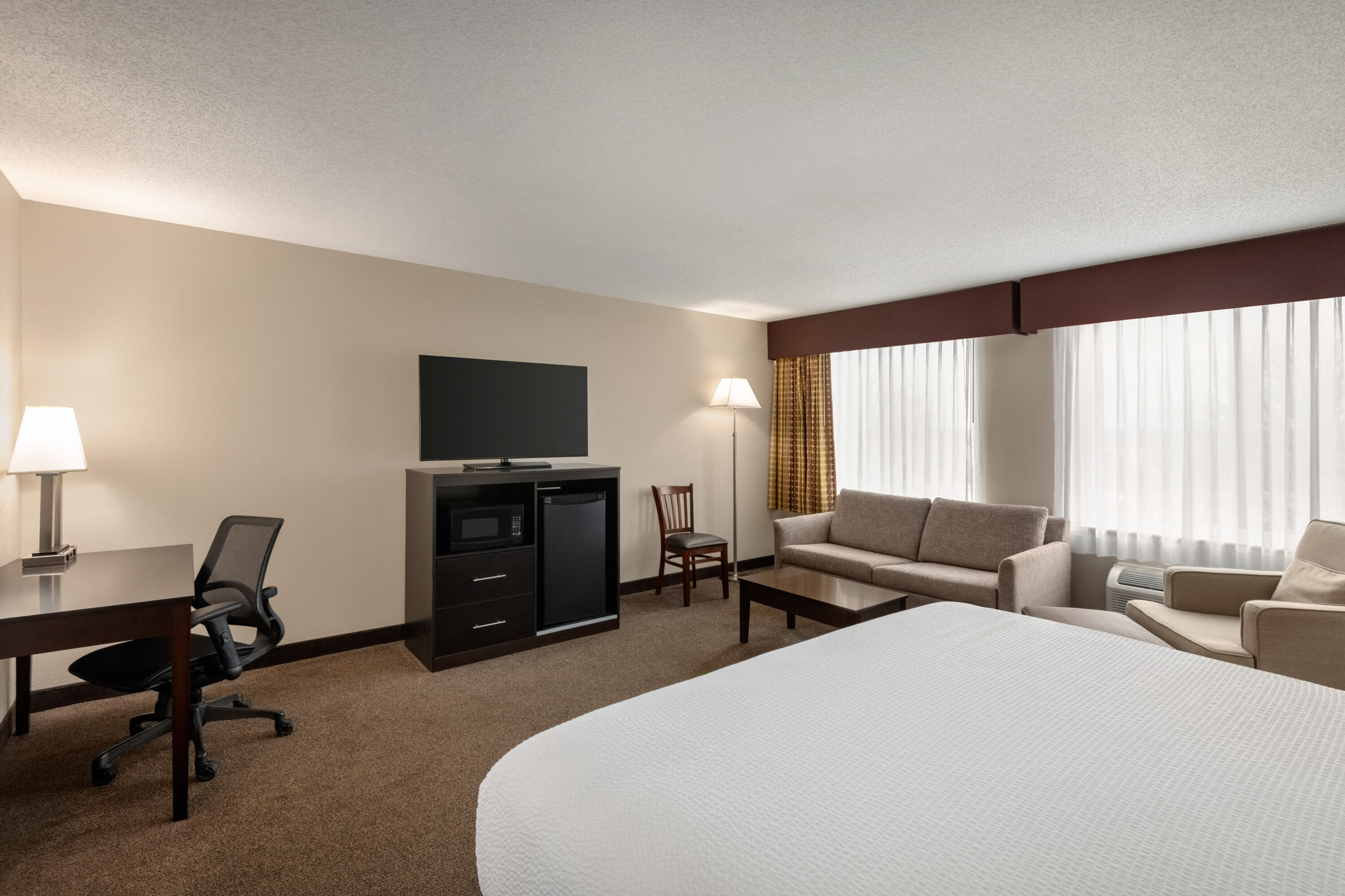 Guest room at the Baymont by Wyndham Rockford in Rockford, Illinois