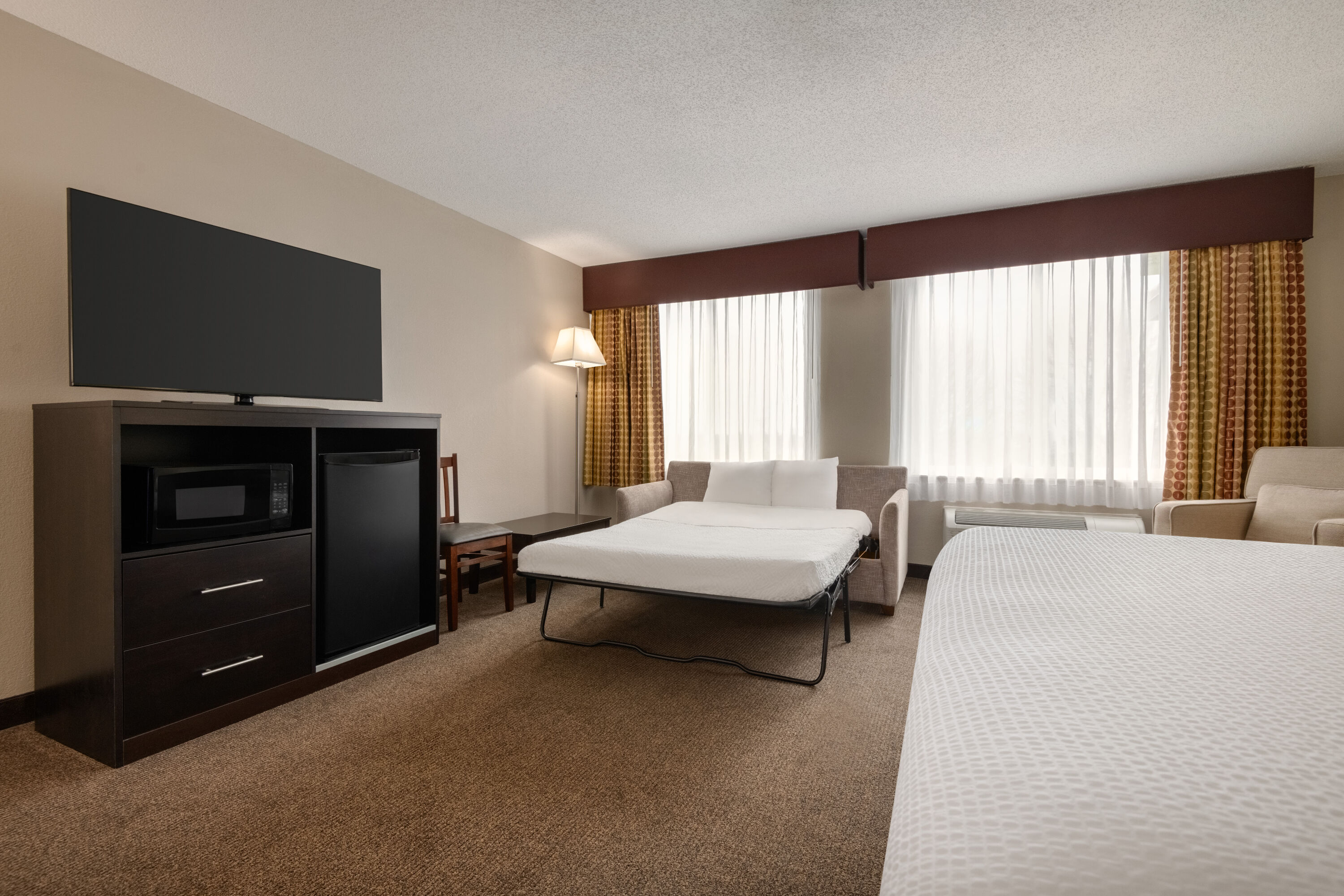Guest room at the Baymont by Wyndham Rockford in Rockford, Illinois
