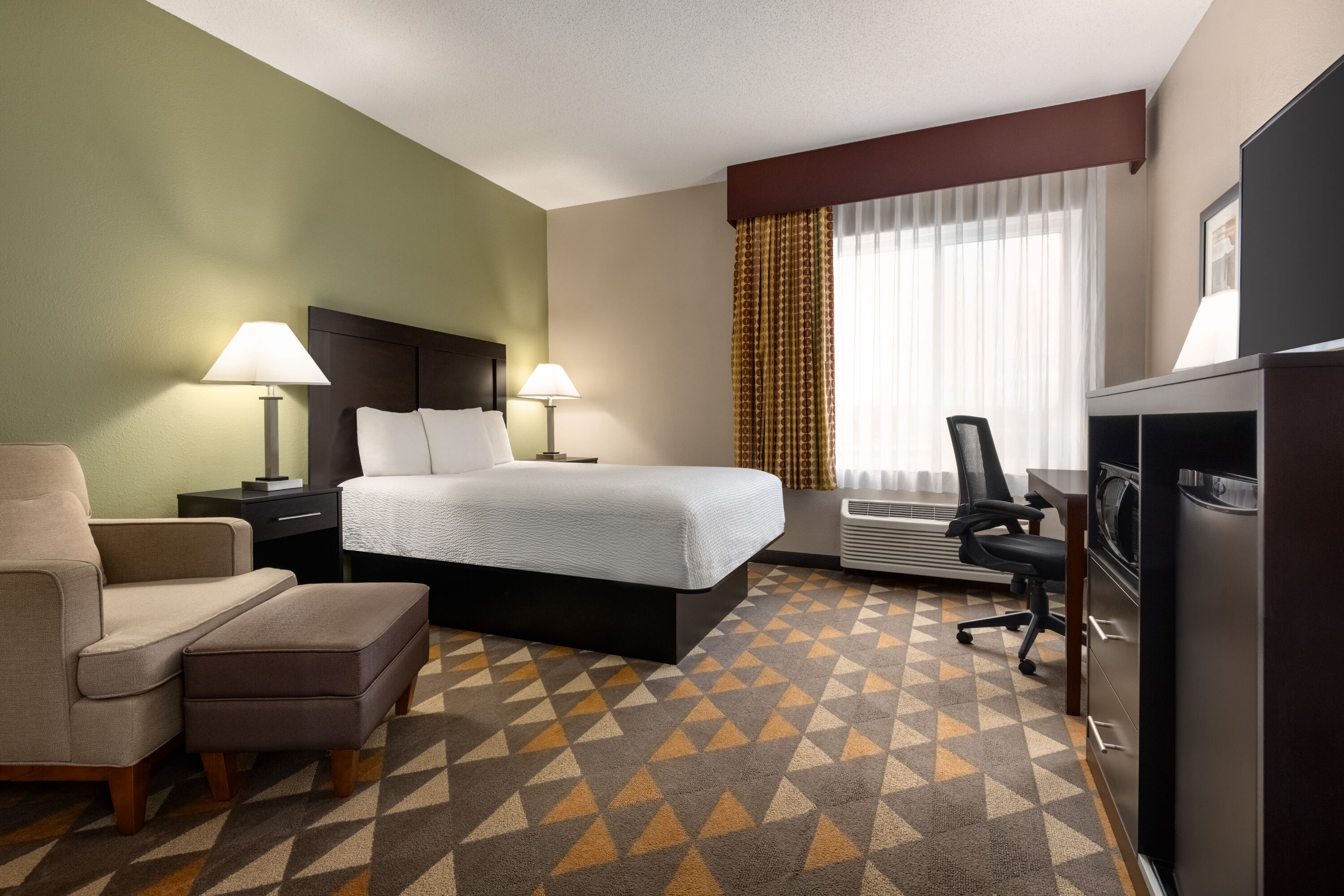 Guest room at the Baymont by Wyndham Rockford in Rockford, Illinois