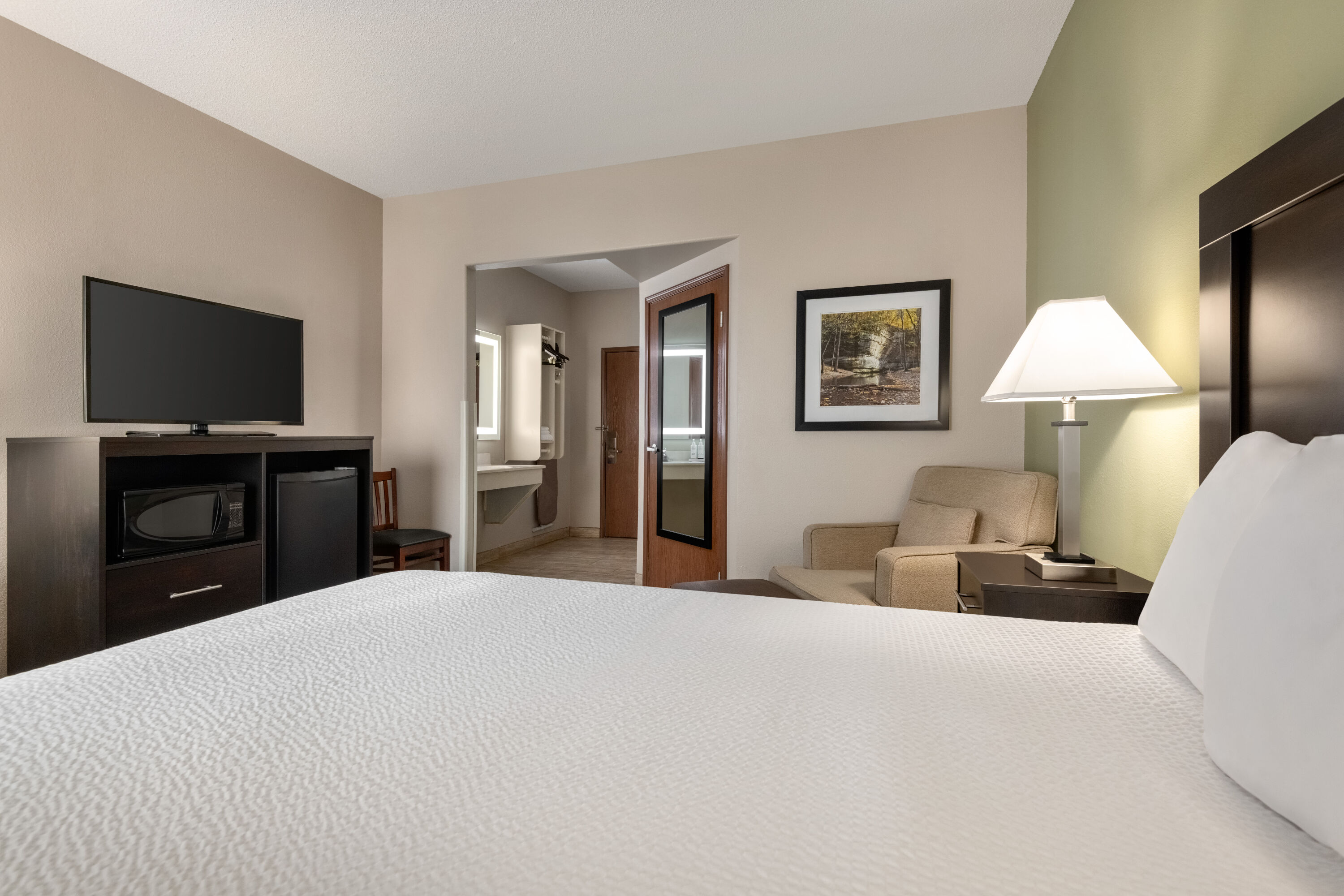 Guest room at the Baymont by Wyndham Rockford in Rockford, Illinois