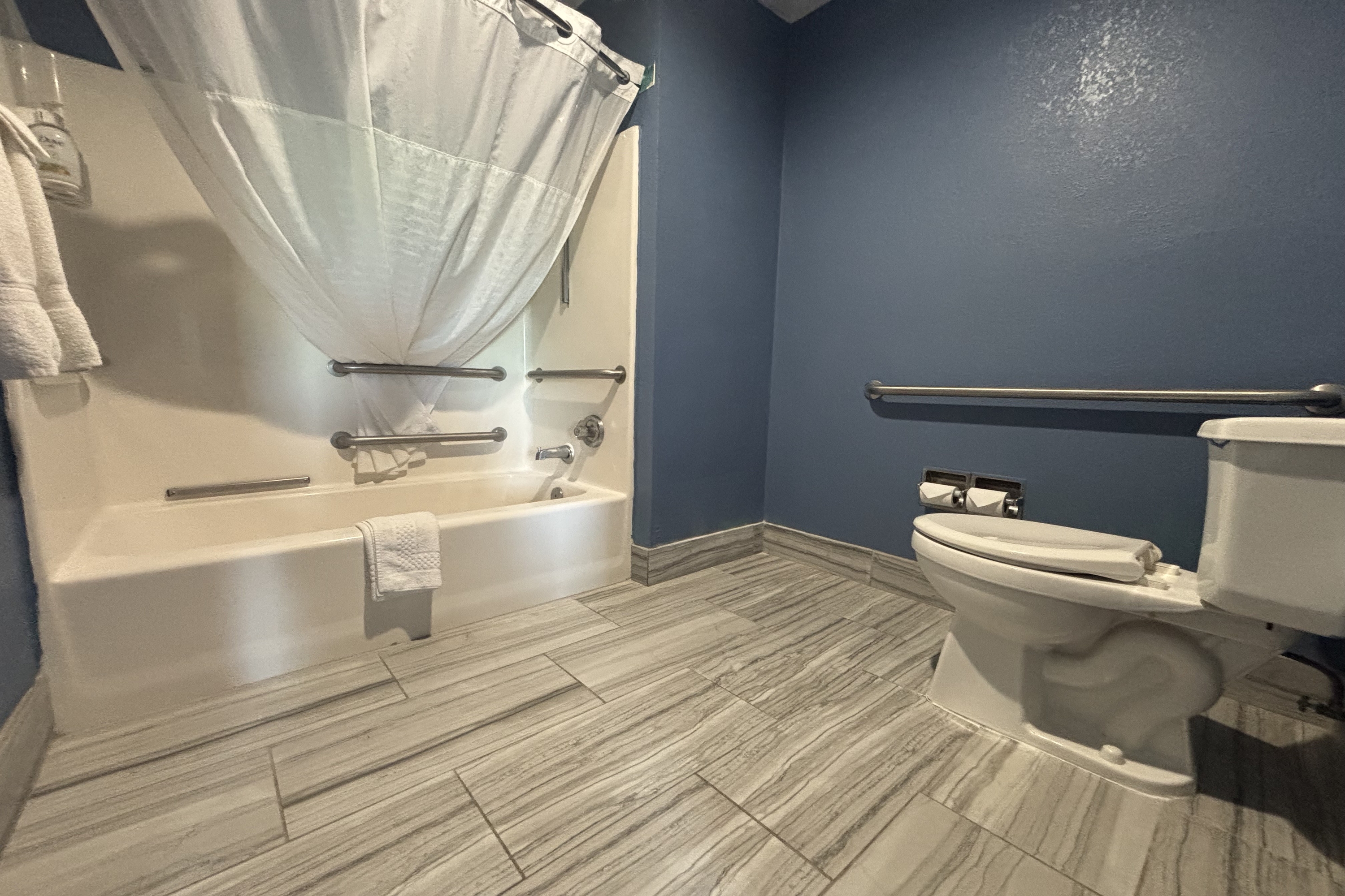 Guest room bath at the Baymont by Wyndham Evansville North/Haubstadt in Haubstadt, Indiana