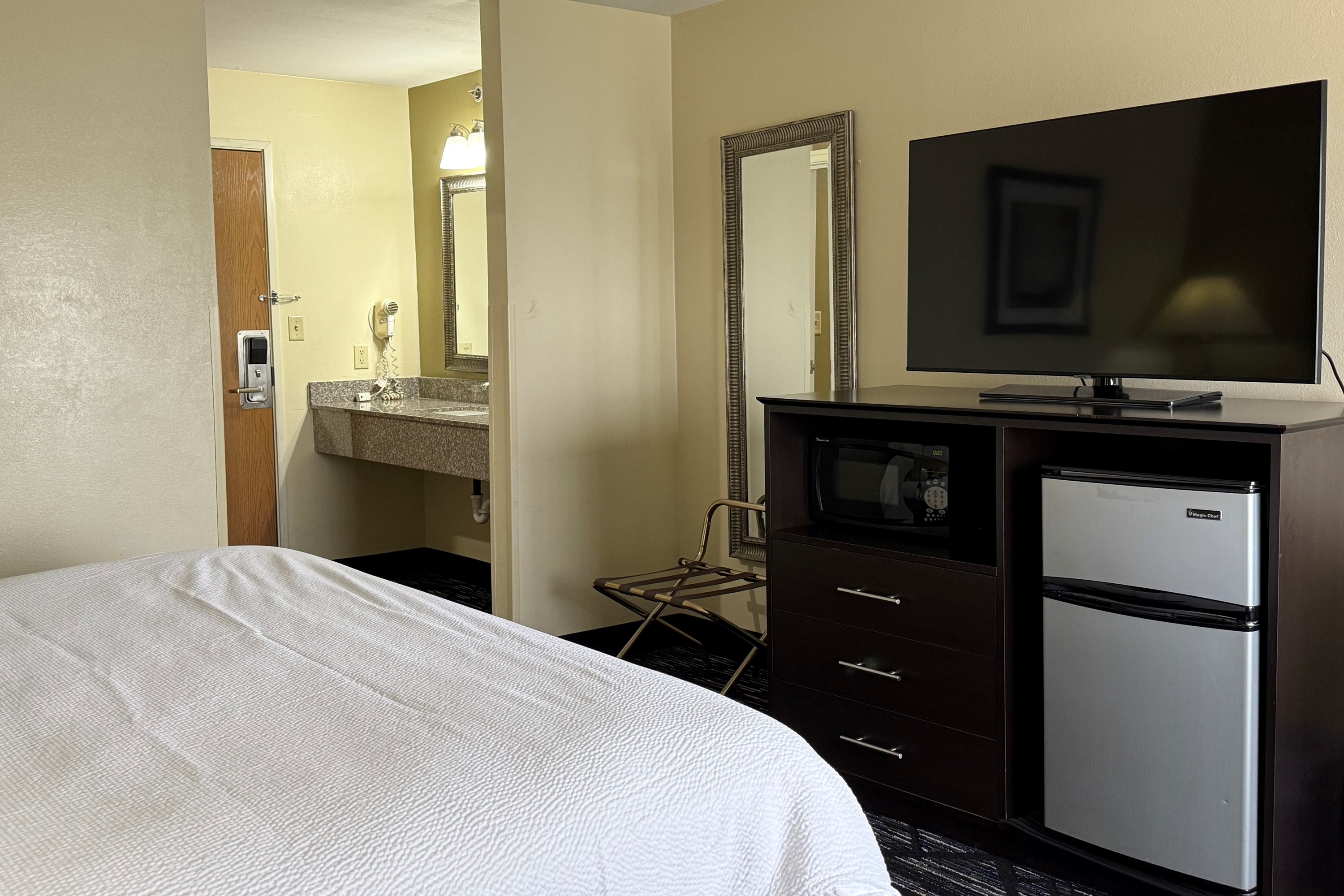 Guest room at the Baymont by Wyndham Evansville North/Haubstadt in Haubstadt, Indiana