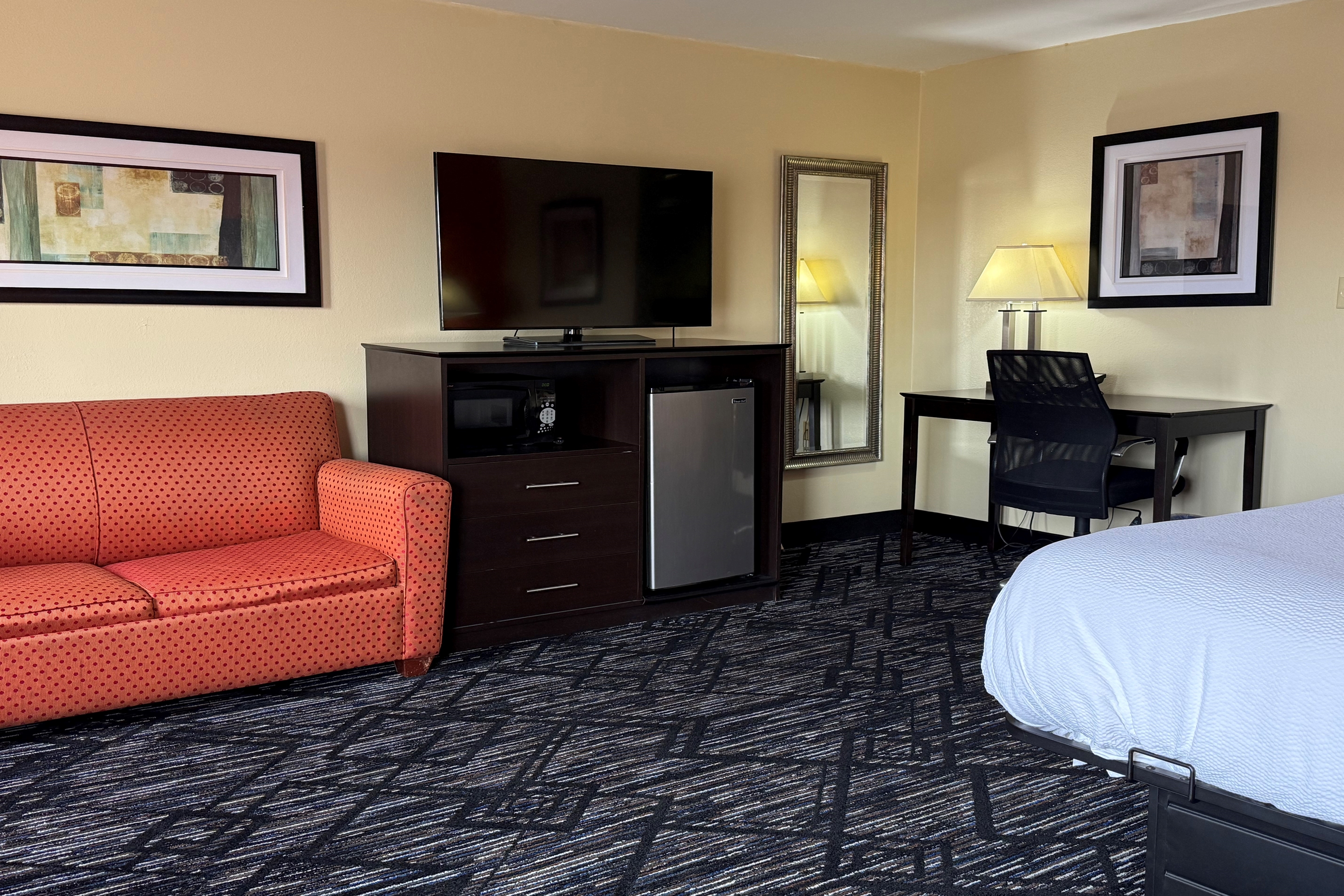 Guest room at the Baymont by Wyndham Evansville North/Haubstadt in Haubstadt, Indiana