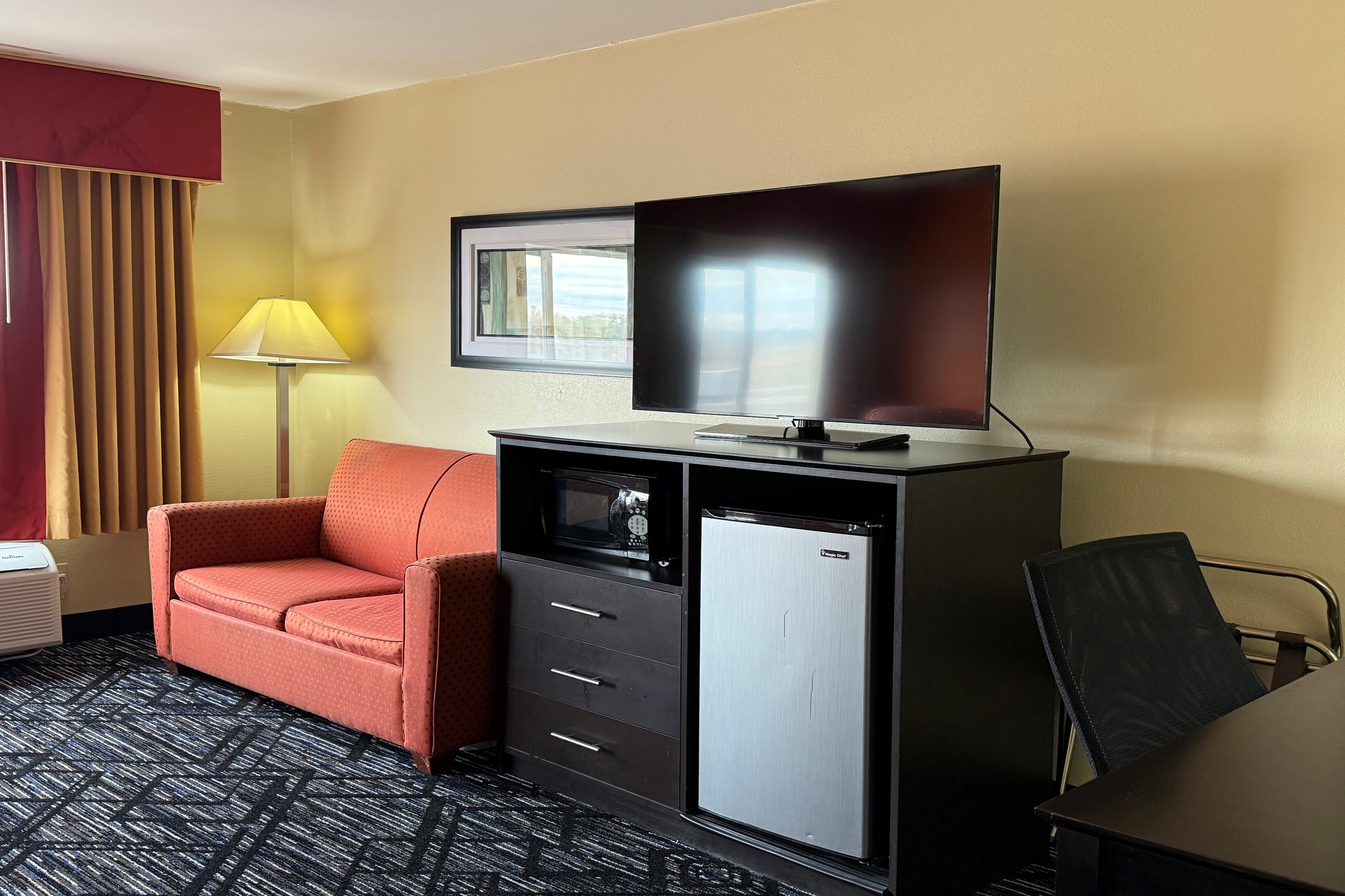 Guest room at the Baymont by Wyndham Evansville North/Haubstadt in Haubstadt, Indiana