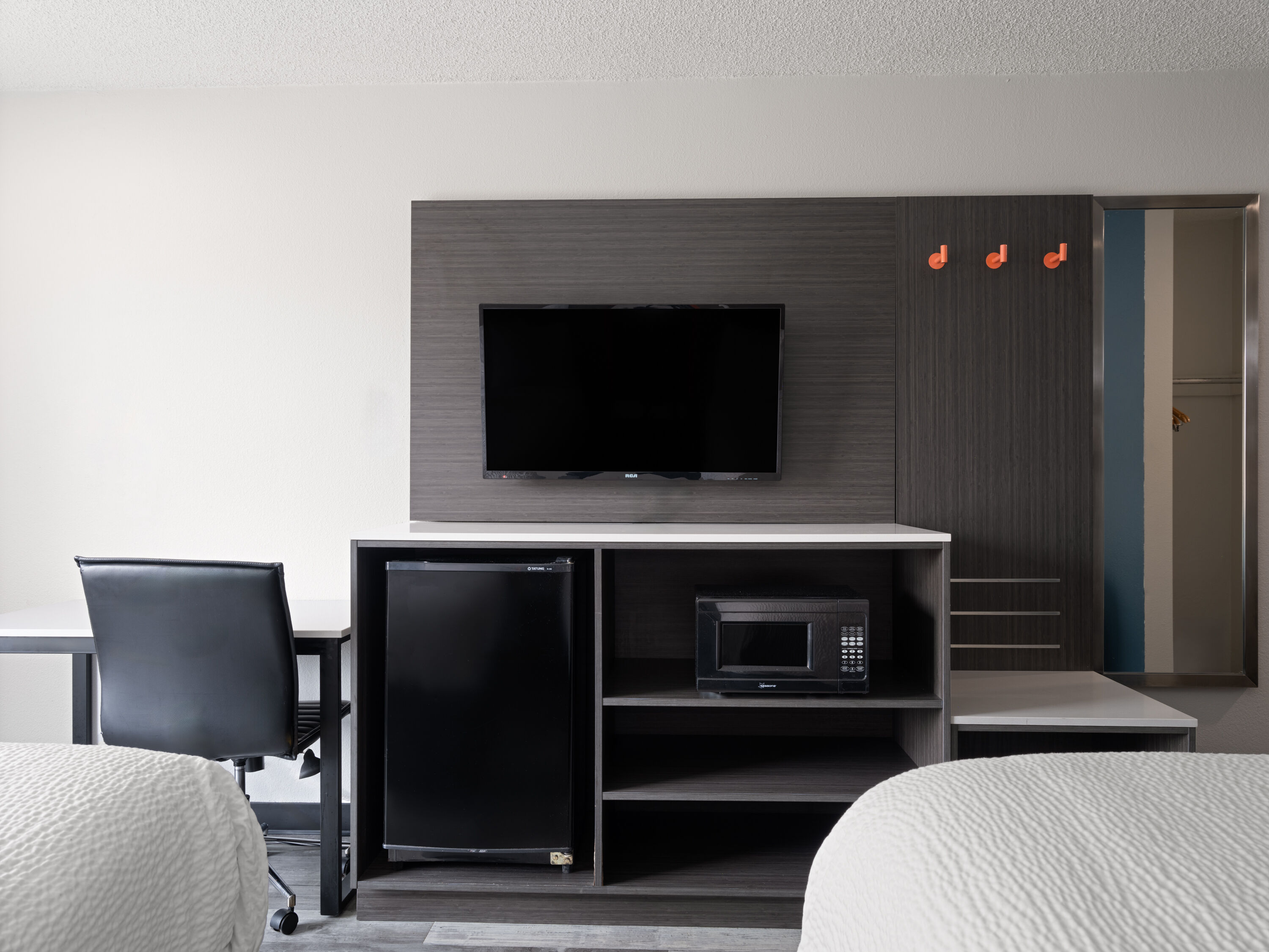 Guest room at the Baymont by Wyndham Indianapolis East in Indianapolis, Indiana