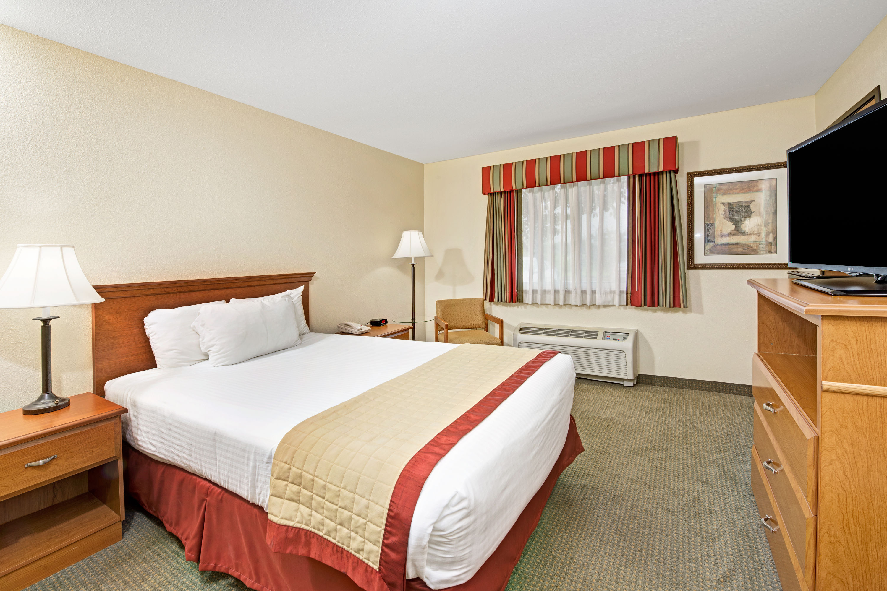 Guest room at the Baymont by Wyndham Indianapolis in Indianapolis, Indiana
