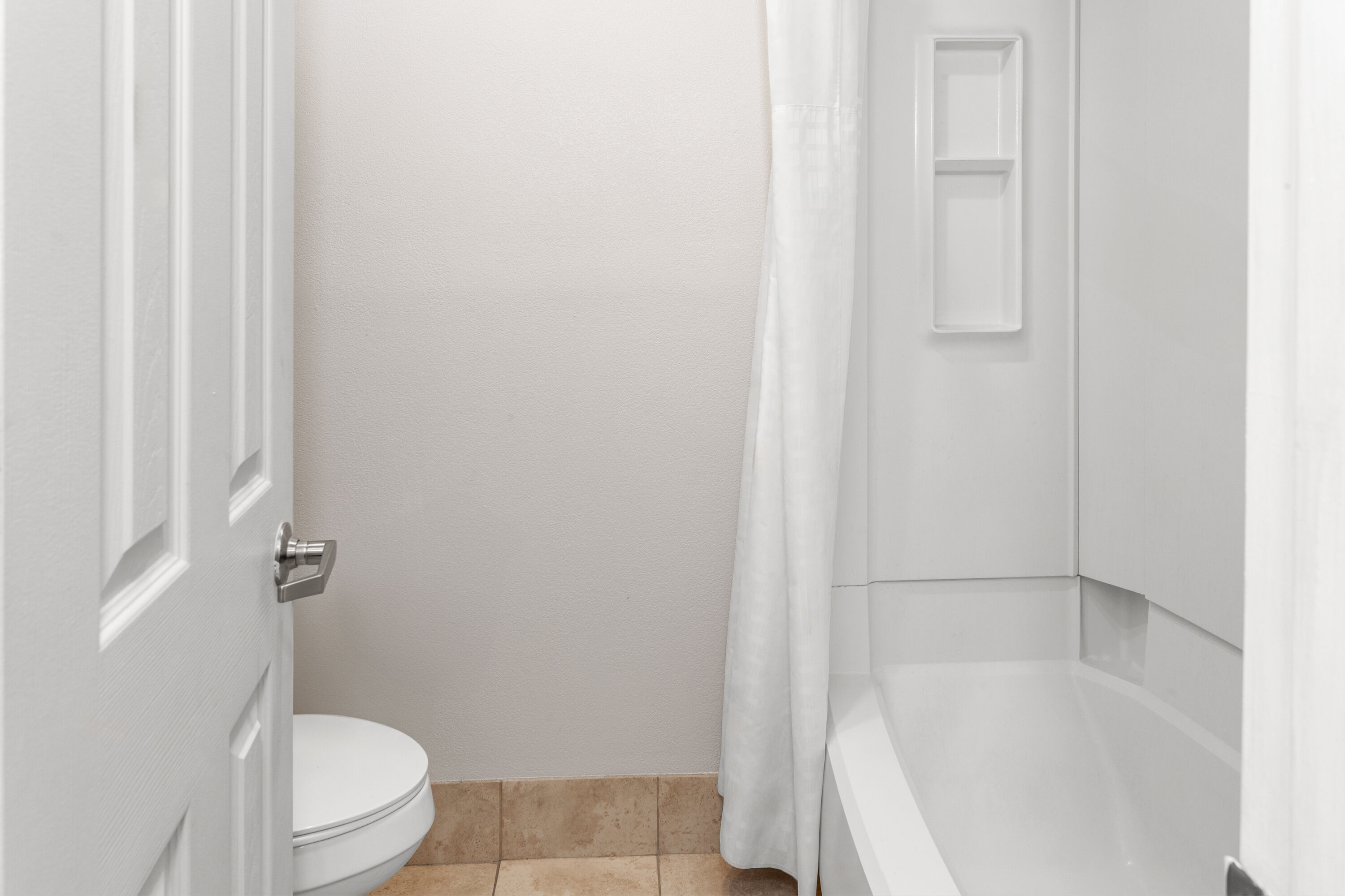 Guest room bath at the Baymont by Wyndham Indianapolis South in Indianapolis, Indiana