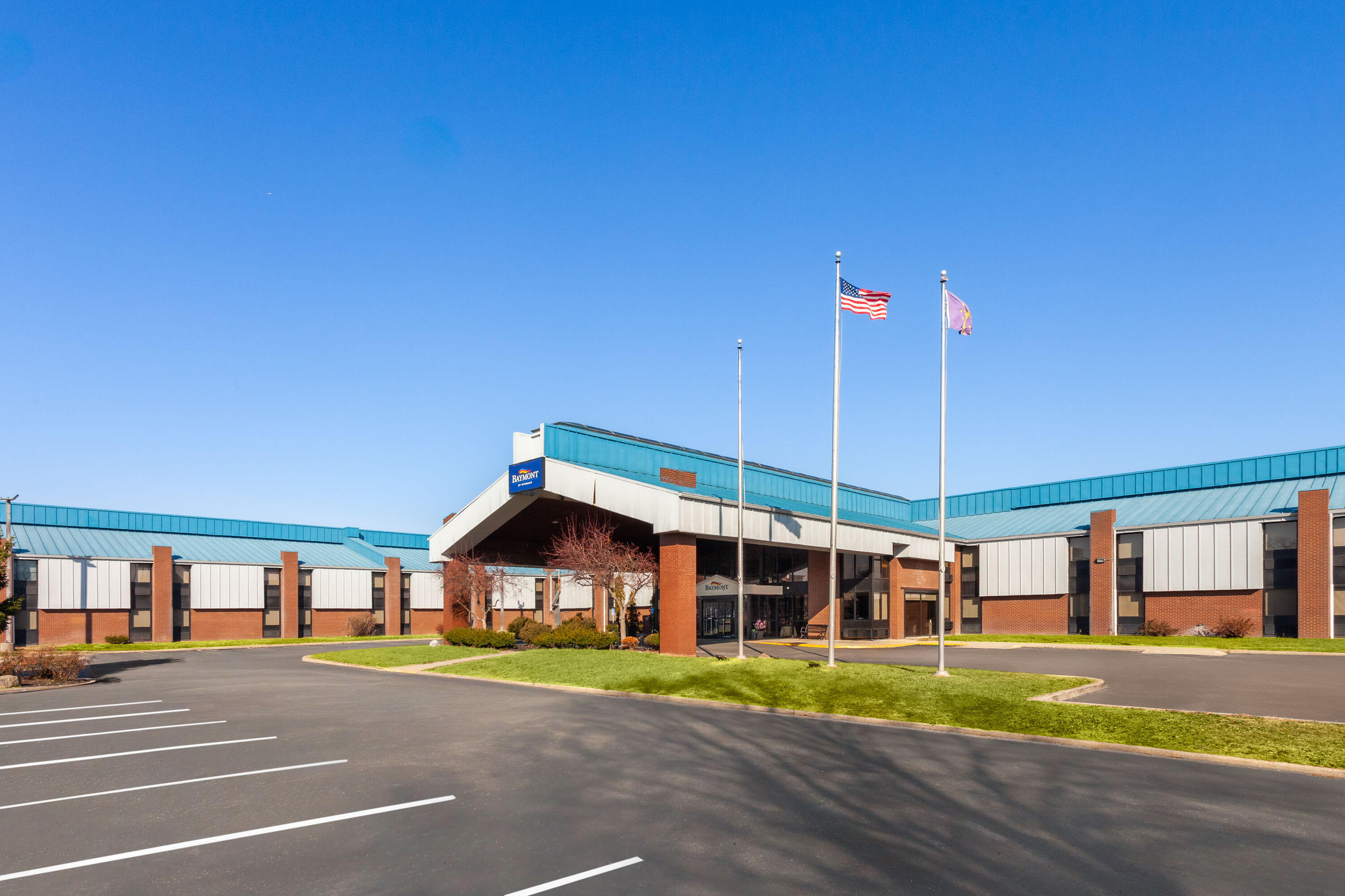 Exterior Day Image of Baymont by Wyndham Indianapolis South hotel in Indianapolis, Indiana