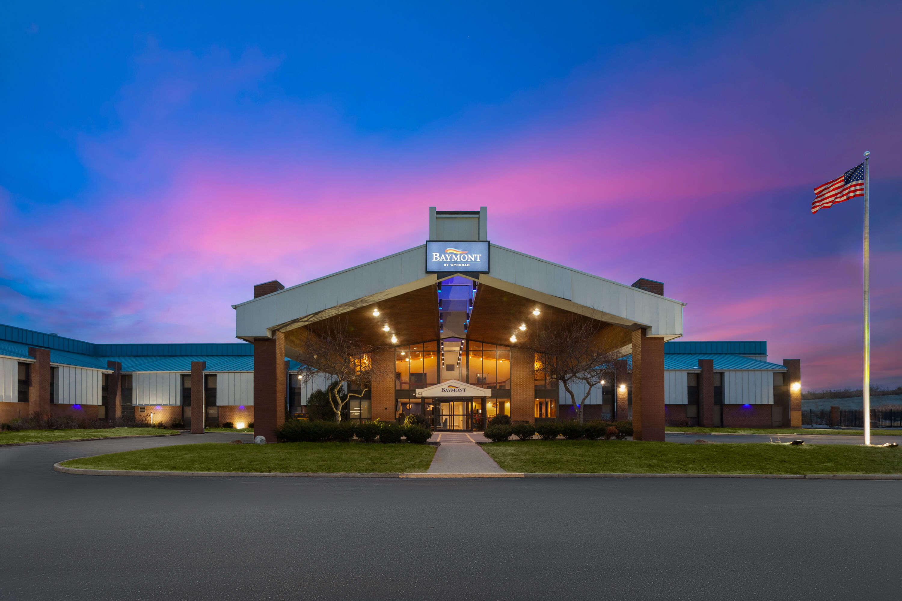 Exterior Dusk Image of Baymont by Wyndham Indianapolis South hotel in Indianapolis, Indiana