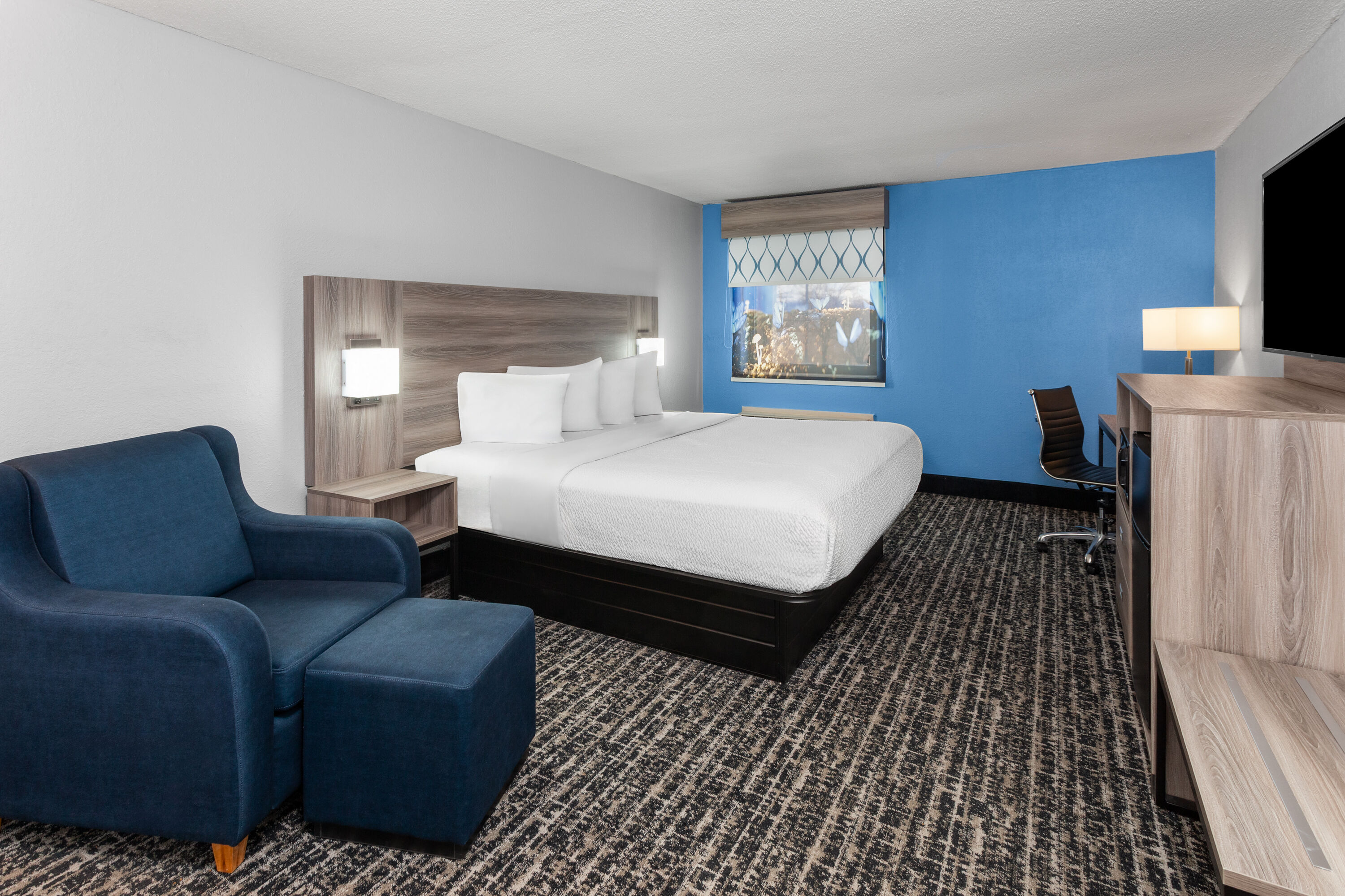 Guest room at the Baymont by Wyndham Indianapolis South in Indianapolis, Indiana