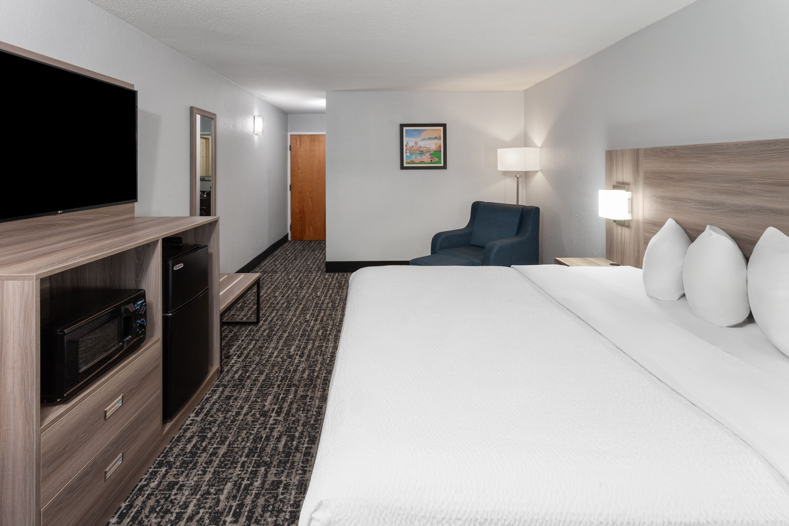 Guest room at the Baymont by Wyndham Indianapolis South in Indianapolis, Indiana