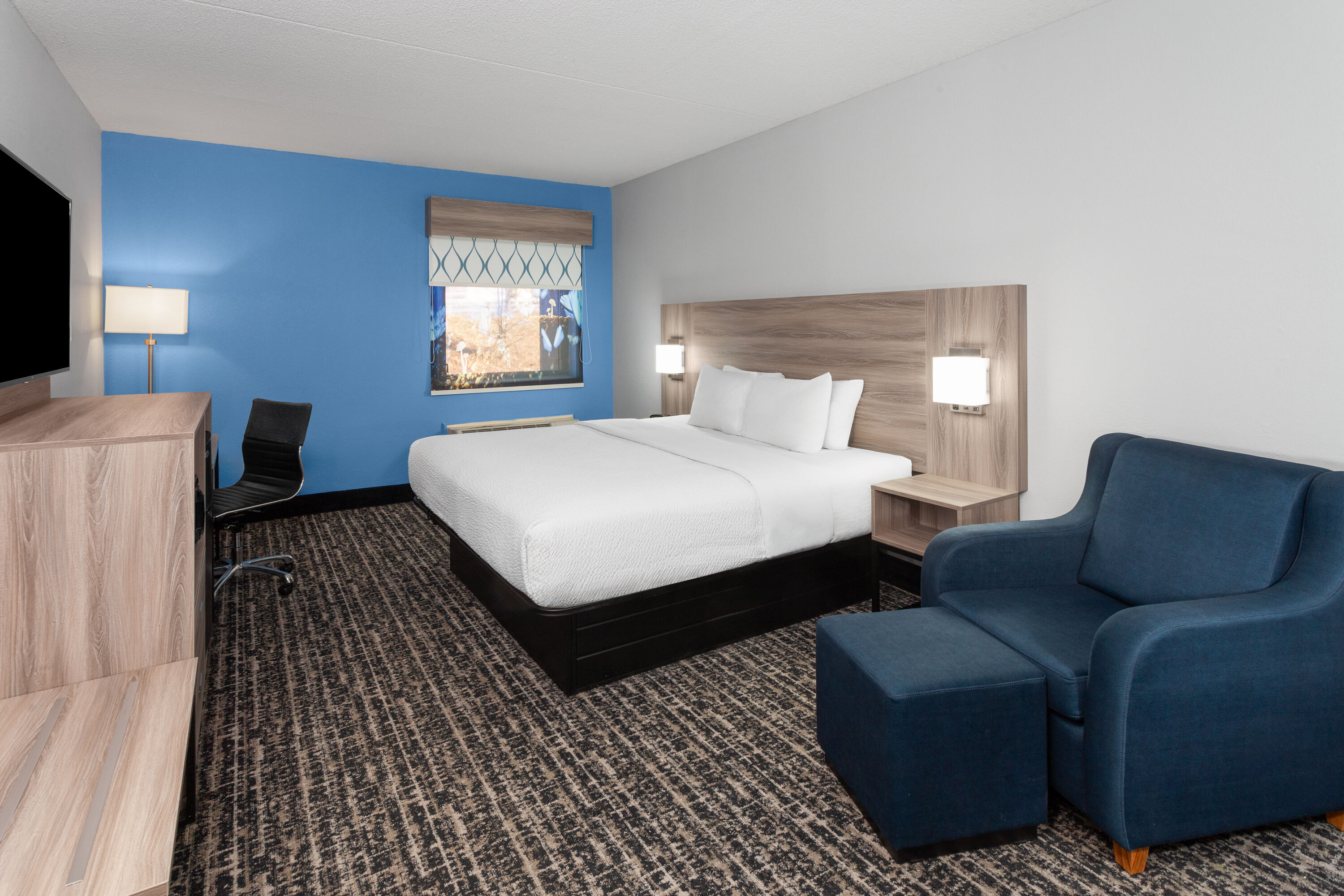Guest room at the Baymont by Wyndham Indianapolis South in Indianapolis, Indiana