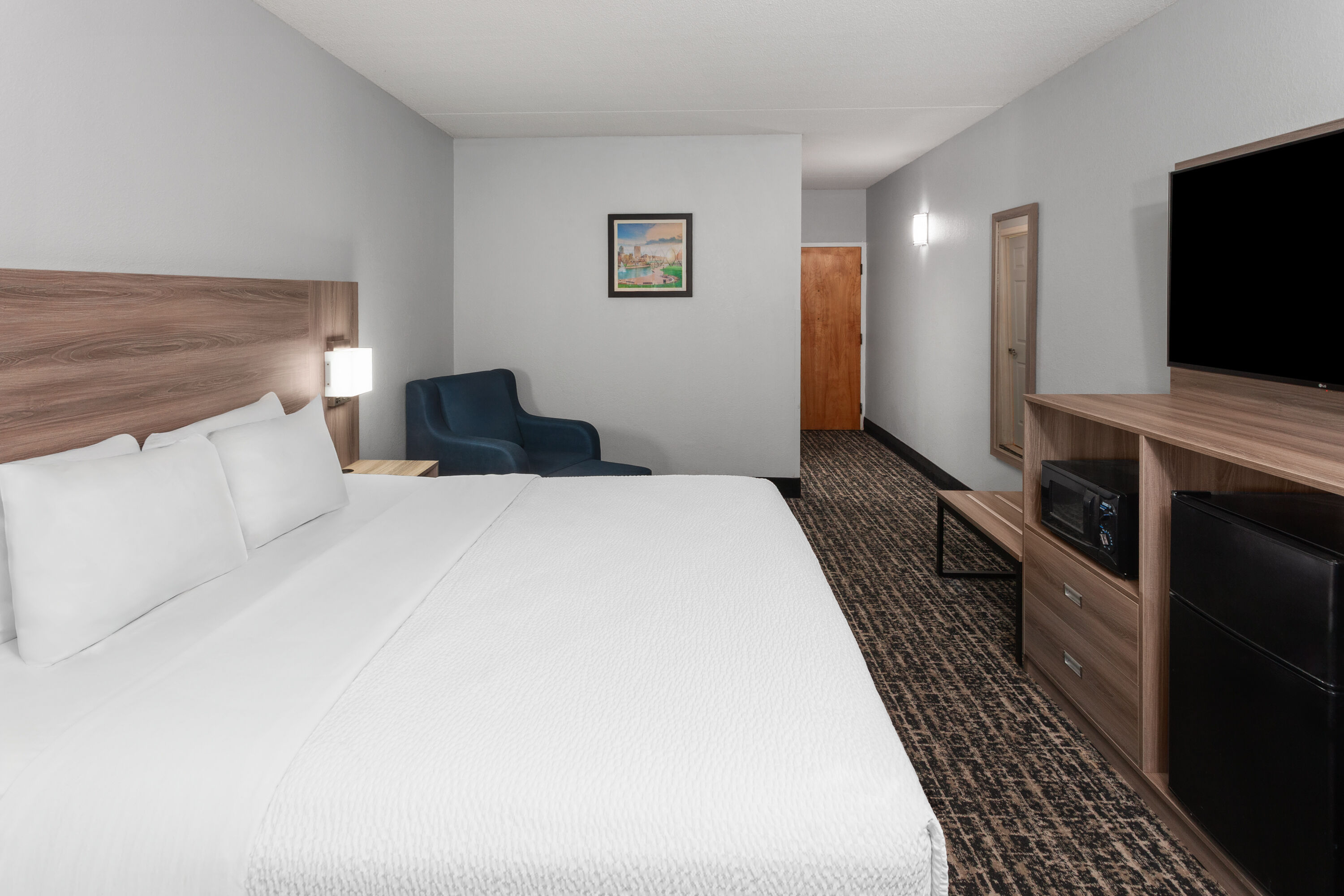 Guest room at the Baymont by Wyndham Indianapolis South in Indianapolis, Indiana