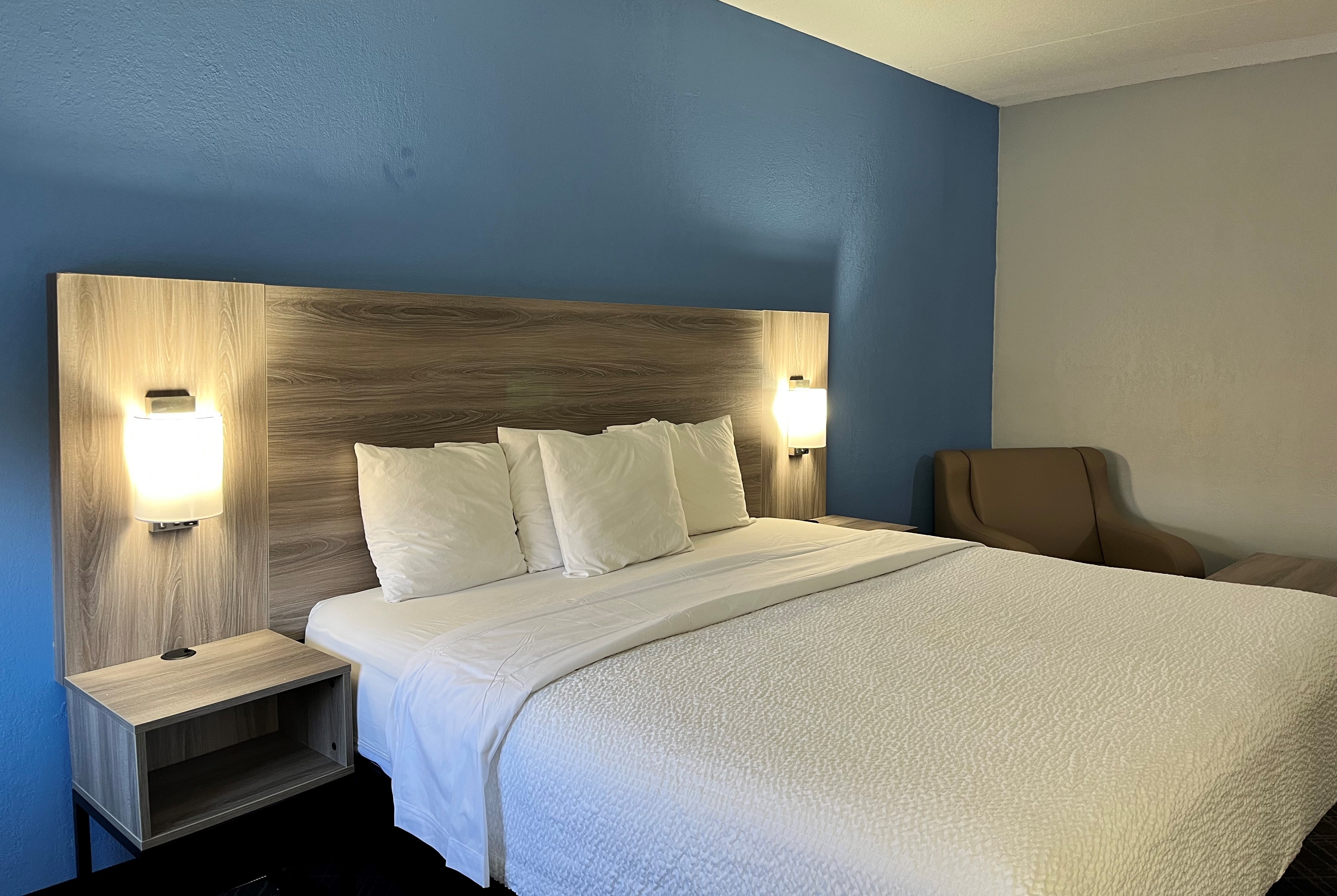 Guest room at the Baymont by Wyndham Indianapolis South in Indianapolis, Indiana