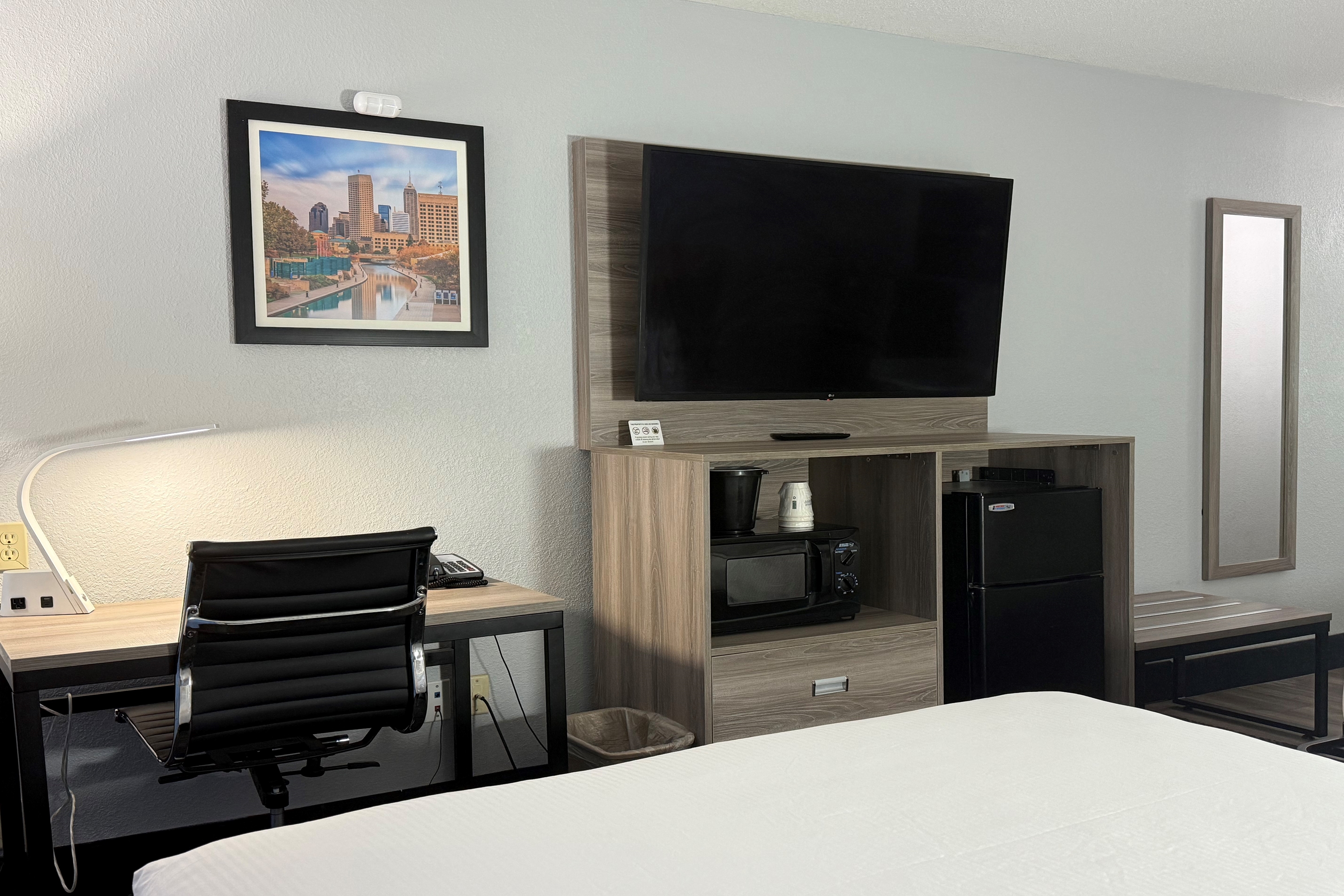 Guest room at the Baymont by Wyndham Indianapolis South in Indianapolis, Indiana
