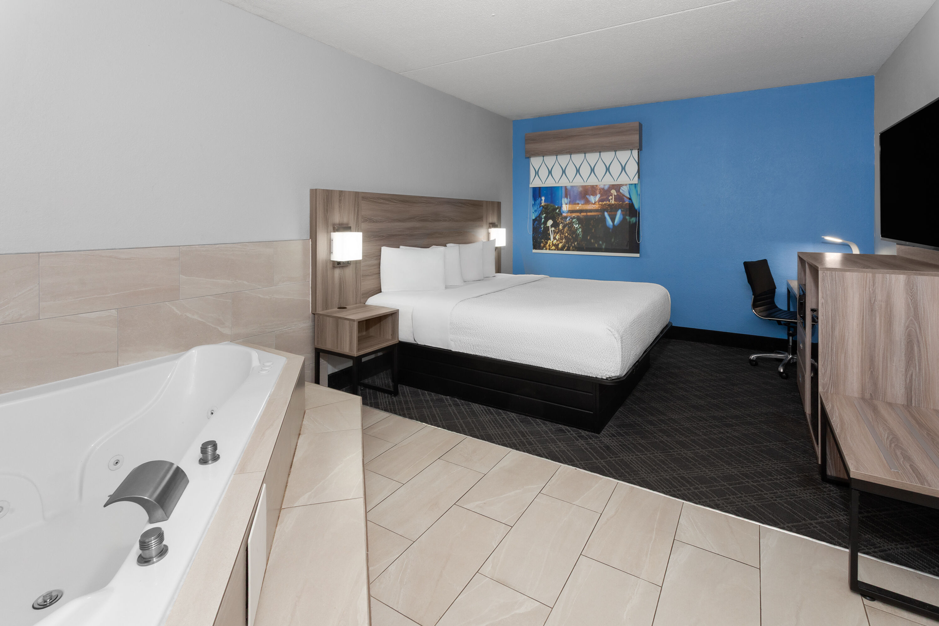 Baymont by Wyndham Indianapolis South hot tub suite in Indianapolis, Indiana