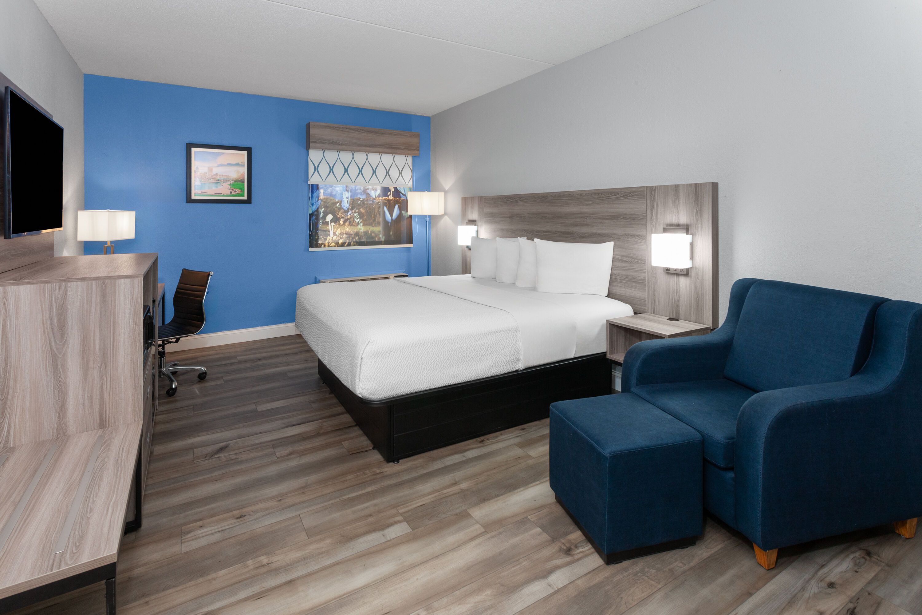 Baymont by Wyndham Indianapolis South suite in Indianapolis, Indiana