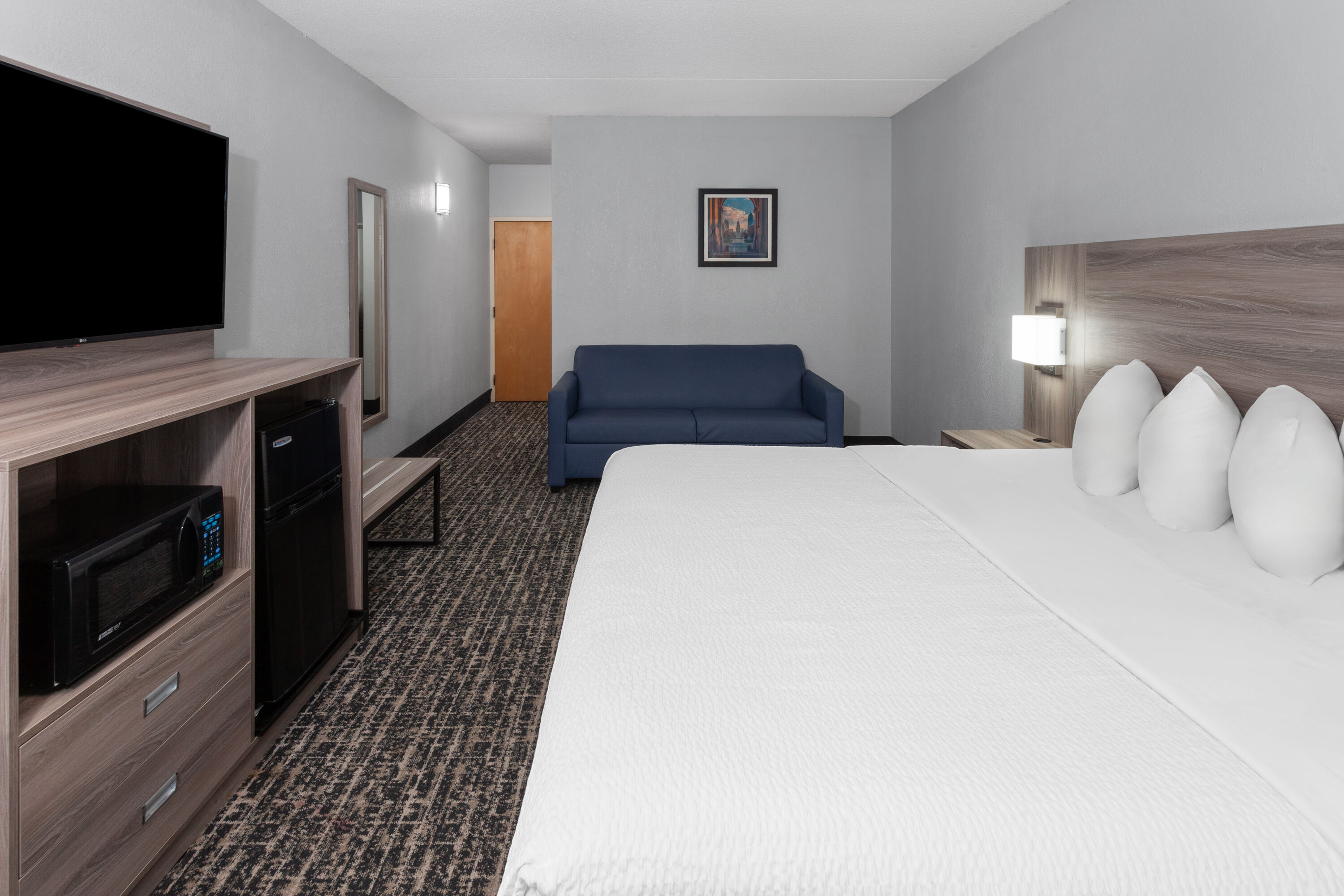 Baymont by Wyndham Indianapolis South suite in Indianapolis, Indiana