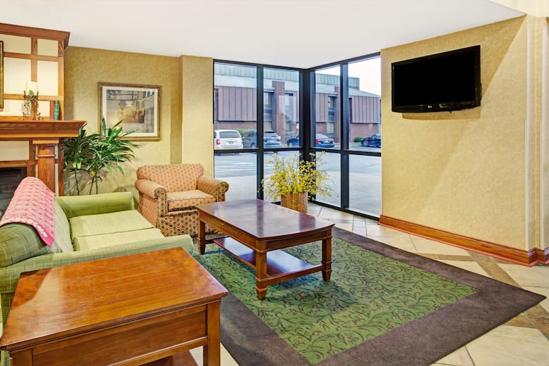 Baymont Inn & Suites Indianapolis West hotel lobby in Indianapolis, Indiana