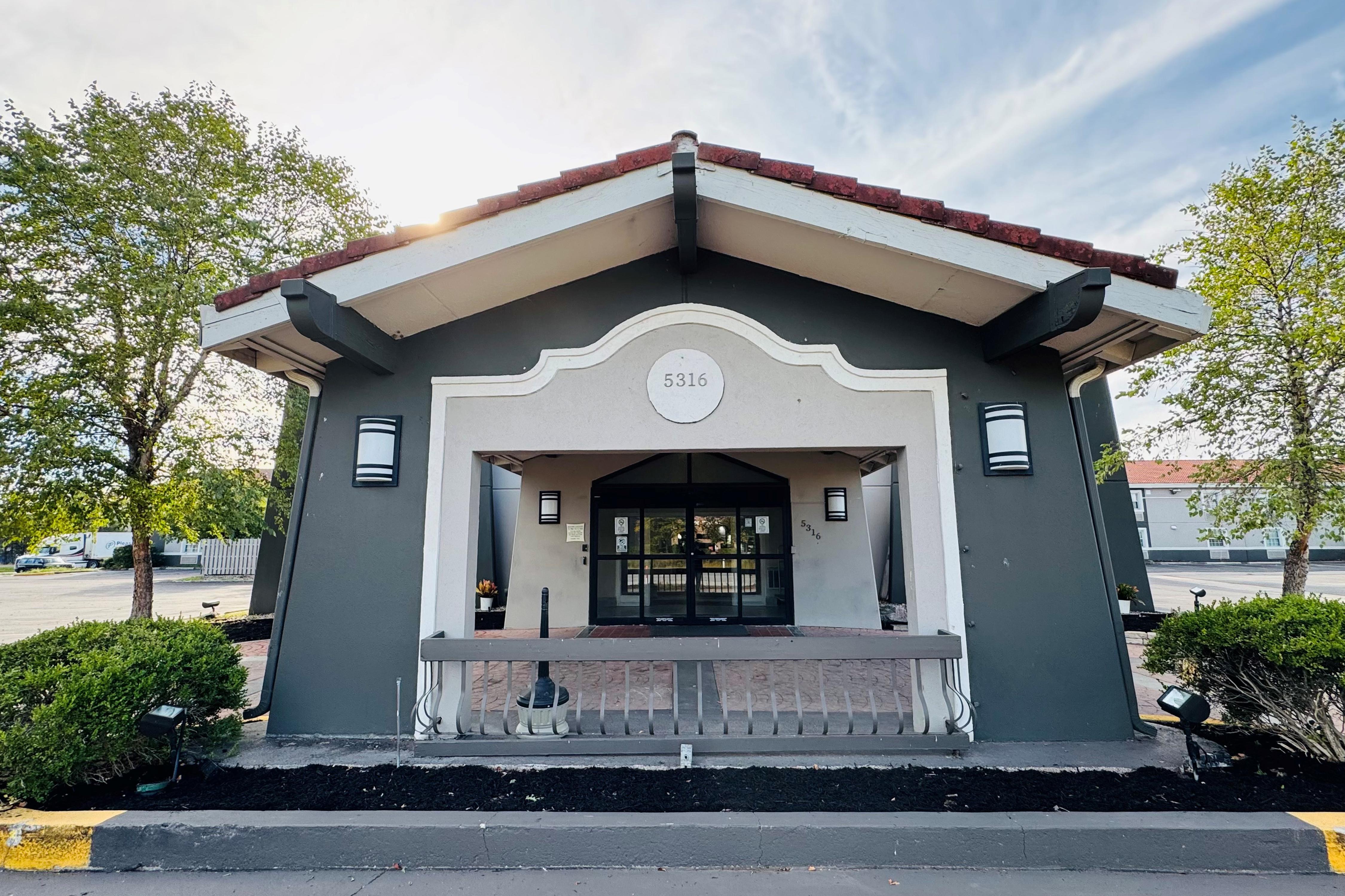 Exterior of Baymont by Wyndham Indianapolis Airport Lynhurst hotel in Indianapolis, Indiana