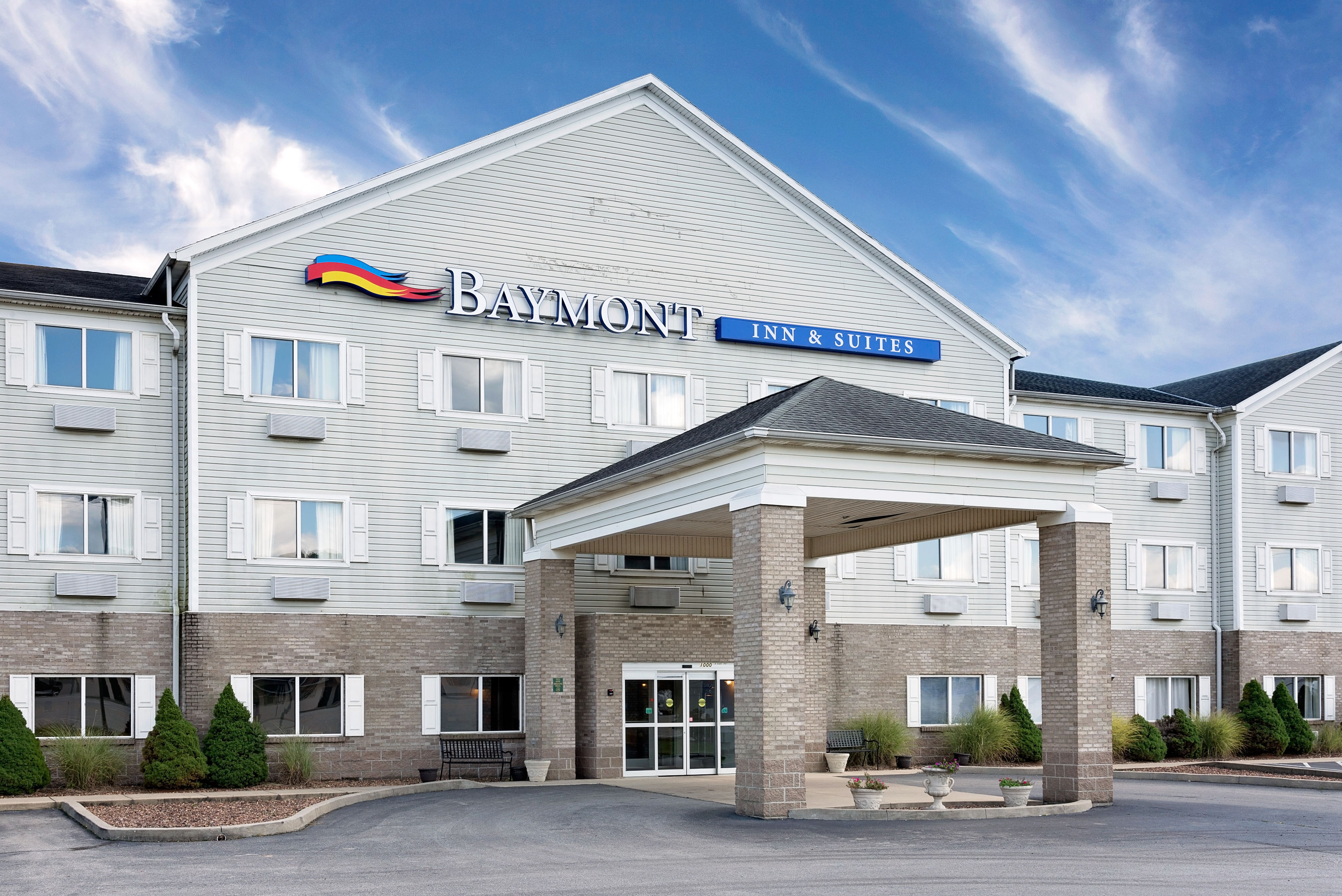 Exterior Day Image of Baymont by Wyndham Lawrenceburg hotel in Lawrenceburg, Indiana