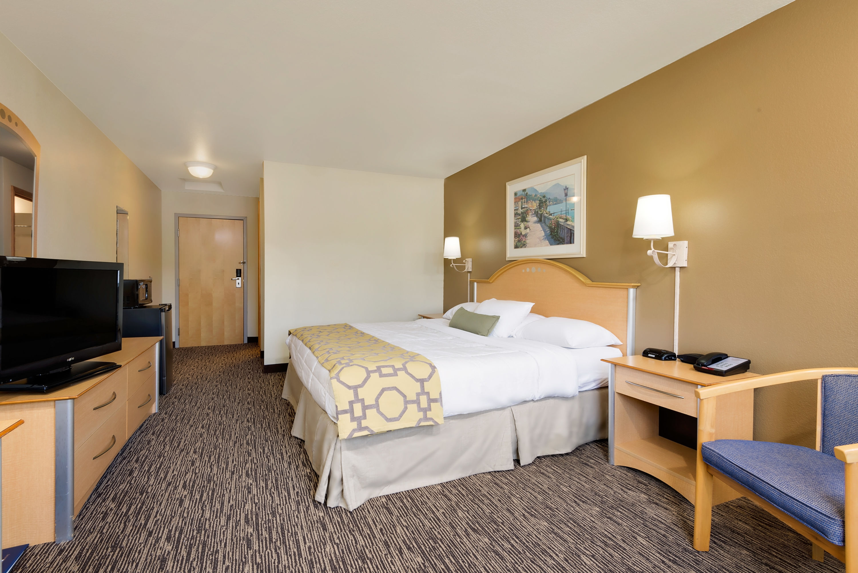 Guest room at the Baymont by Wyndham Lawrenceburg in Lawrenceburg, Indiana