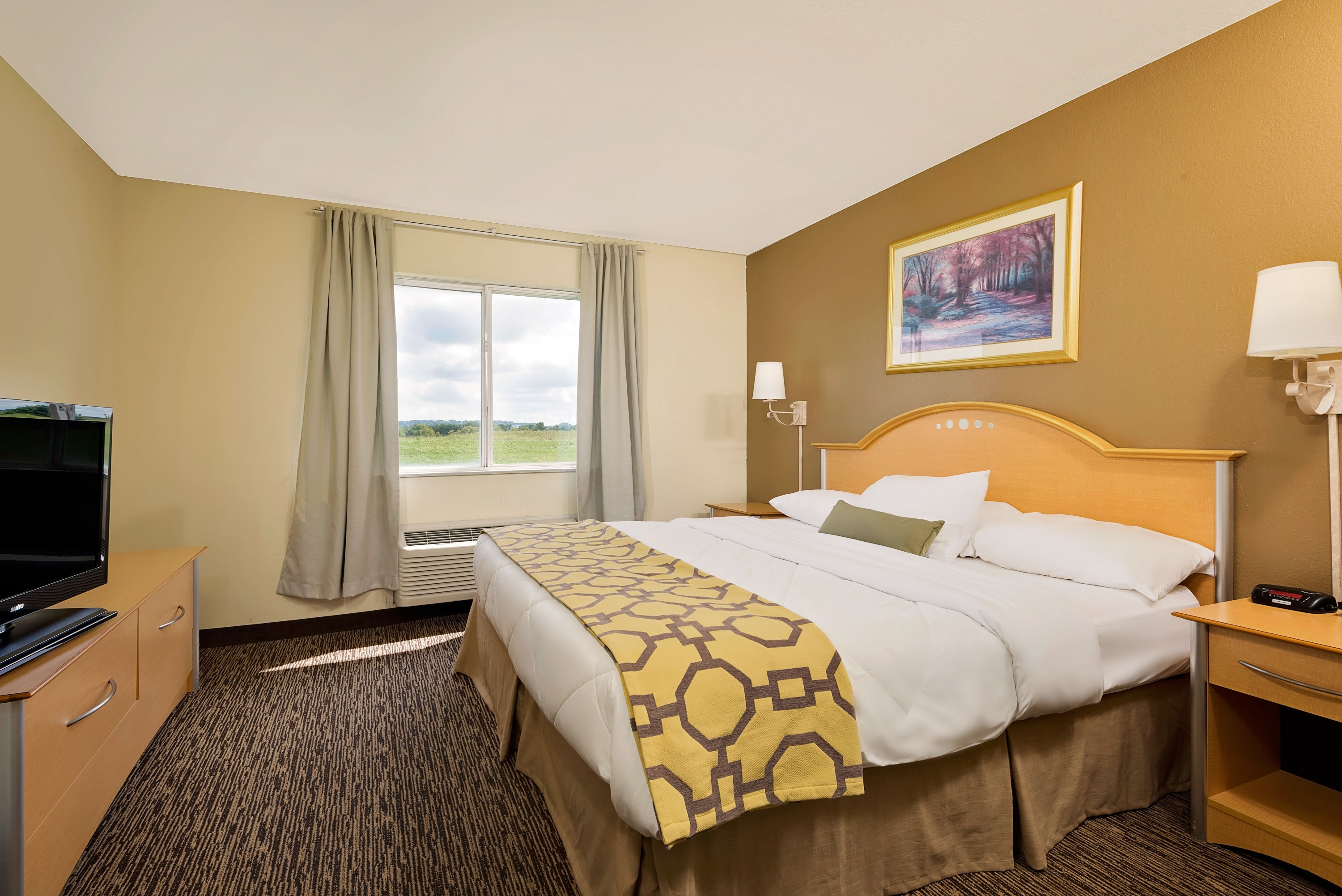 Guest room at the Baymont by Wyndham Lawrenceburg in Lawrenceburg, Indiana