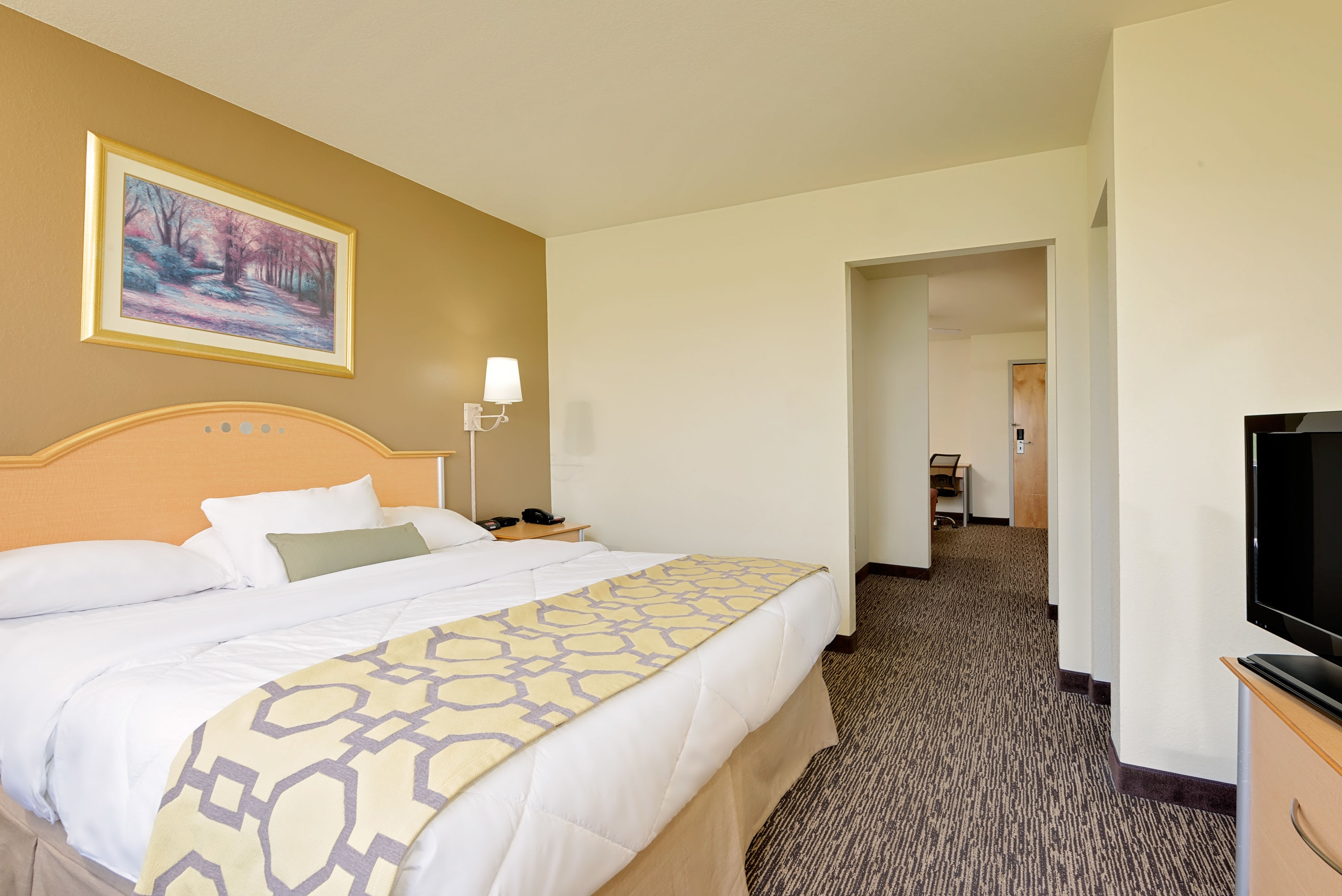 Guest room at the Baymont by Wyndham Lawrenceburg in Lawrenceburg, Indiana